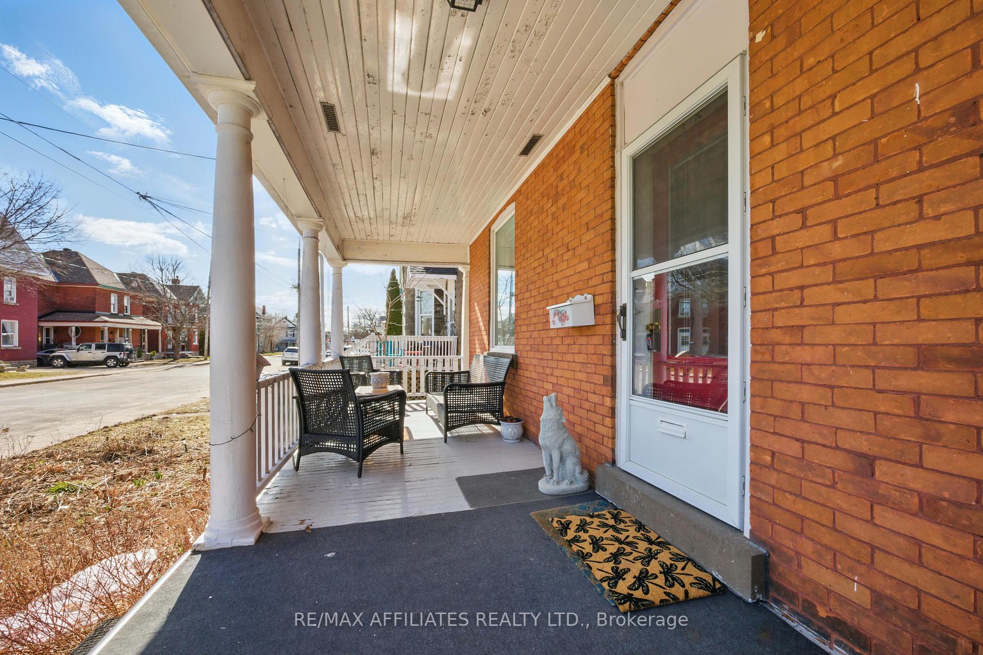 Photo 2 of 44 Winnifred Street N, Smiths Falls — HOMEH