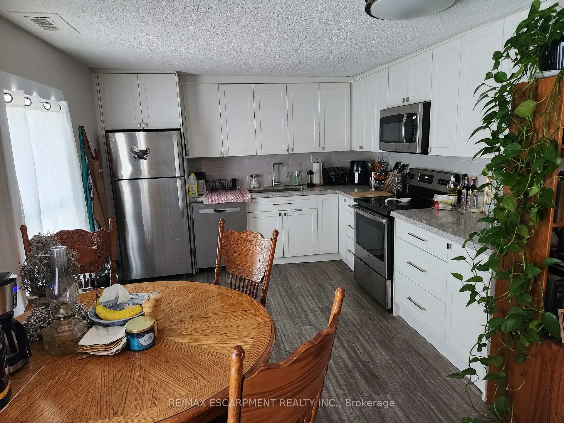 Photo 3 of Unit 2, 20 Hetherington Street, St. Catharines, Downtown — HOMEH