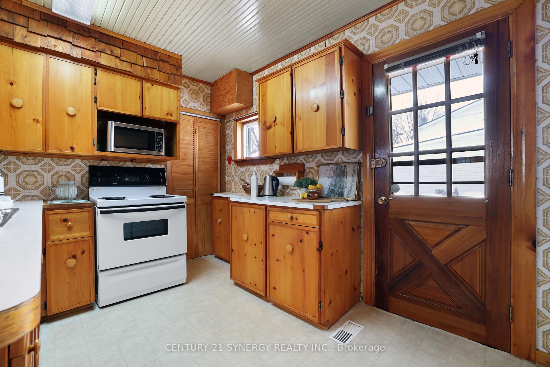 Photo 8 of 111 Brockville Street, Smiths Falls — HOMEH