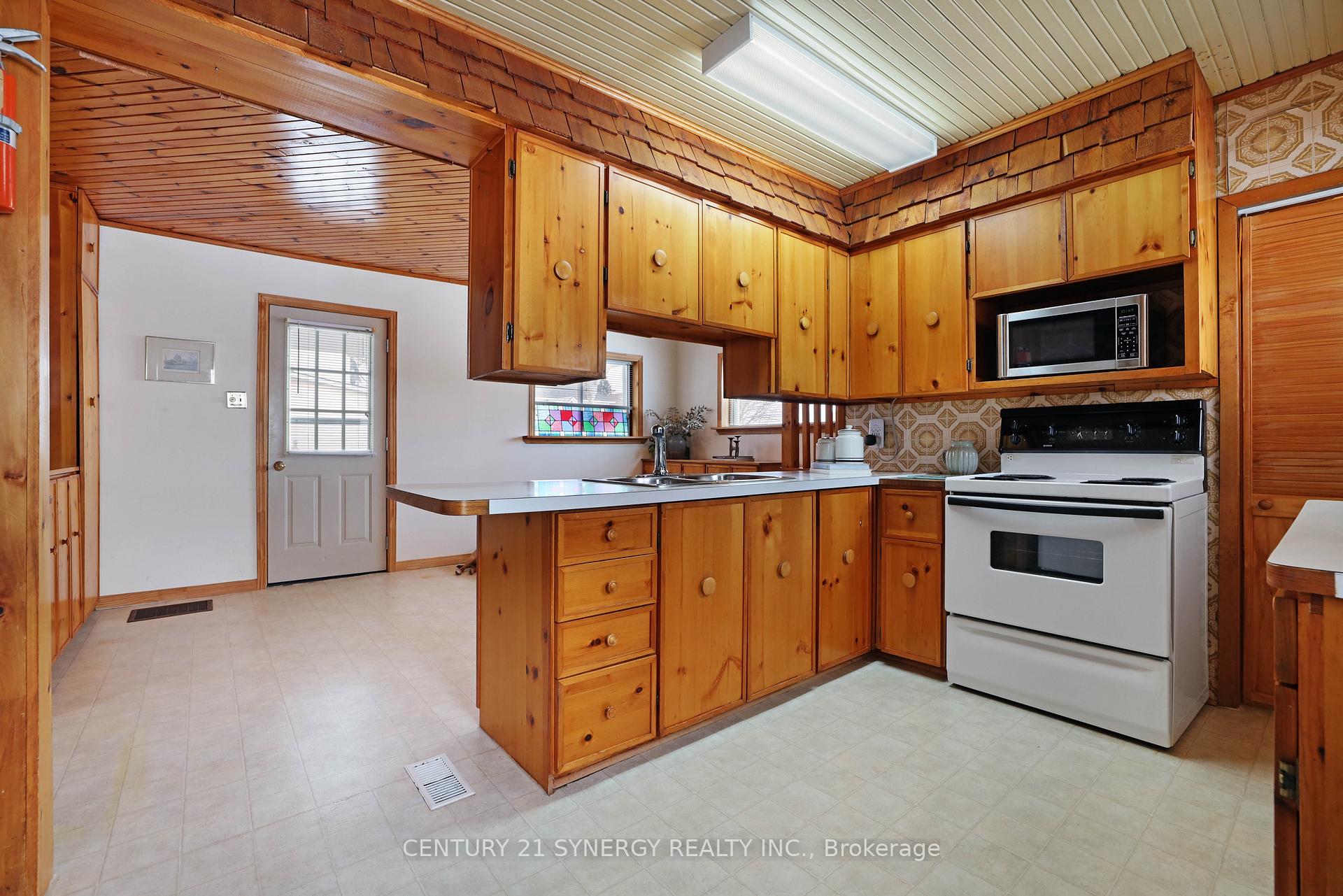 Photo 9 of 111 Brockville Street, Smiths Falls — HOMEH