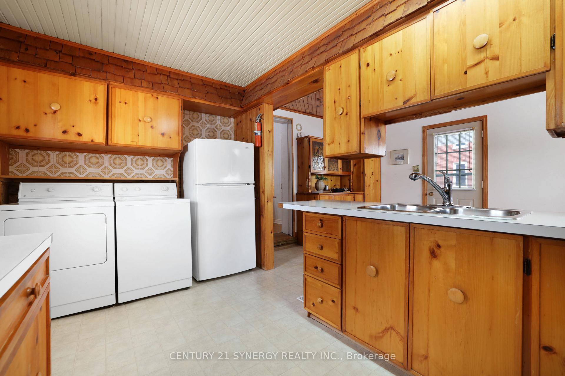 Photo 10 of 111 Brockville Street, Smiths Falls — HOMEH