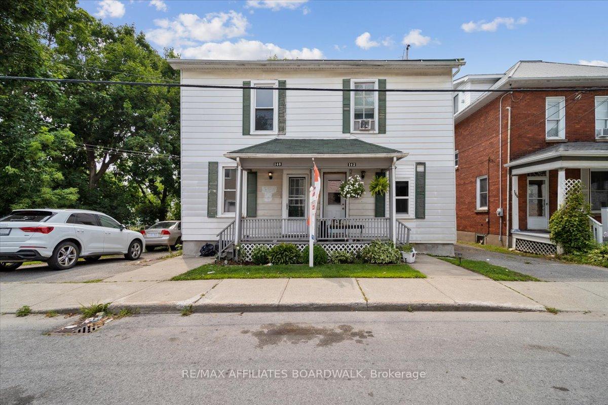 Front of 140-142 Beckwith Street N