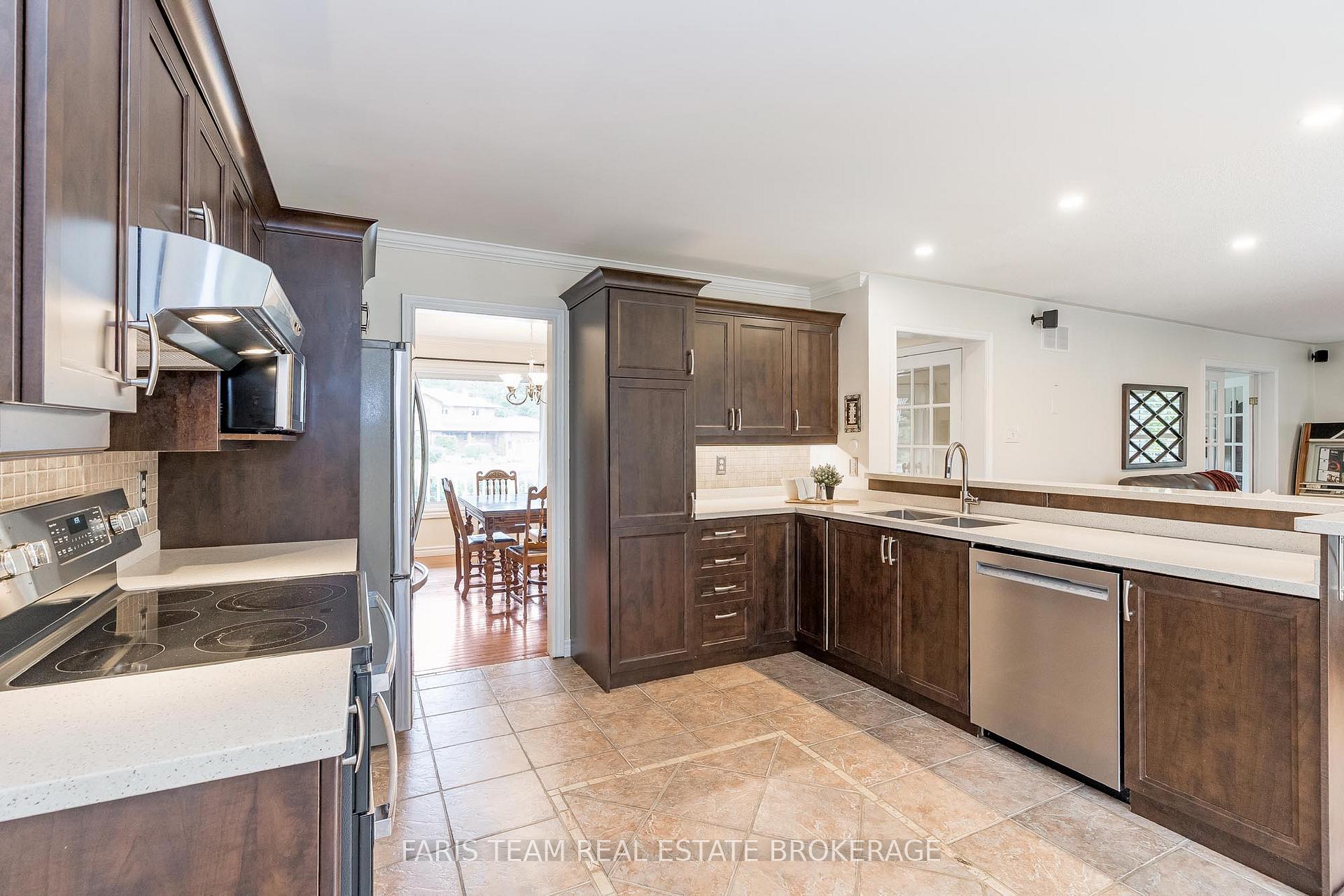 Photo 4 of 33 Willow Landing Road, Springwater, Midhurst — HOMEH