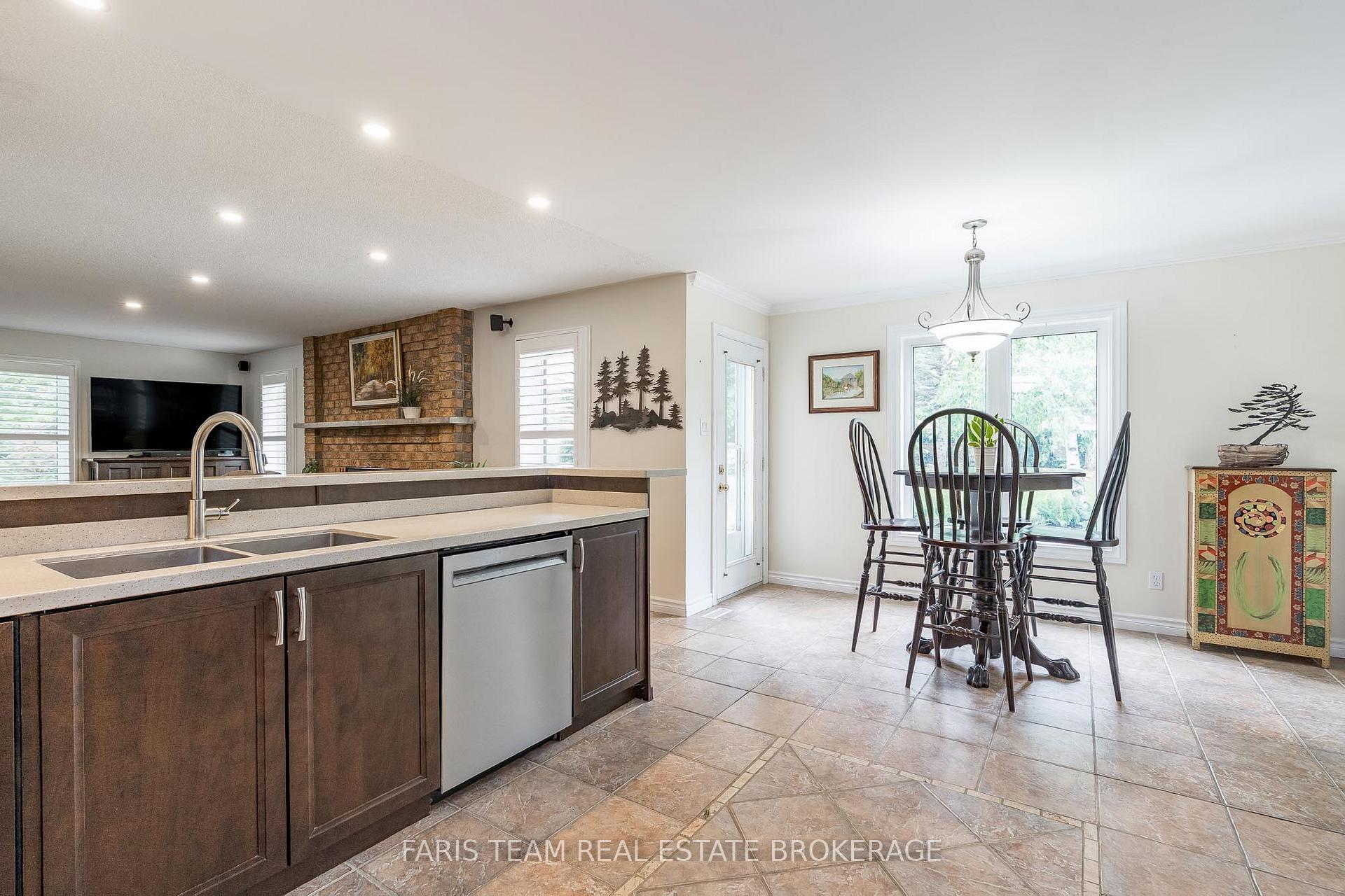 Photo 9 of 33 Willow Landing Road, Springwater, Midhurst — HOMEH