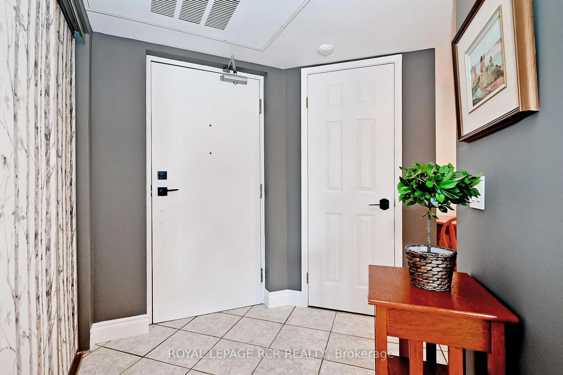 Photo 2 of Unit 212, 160 Wellington Street E, Aurora, Aurora Village — HOMEH