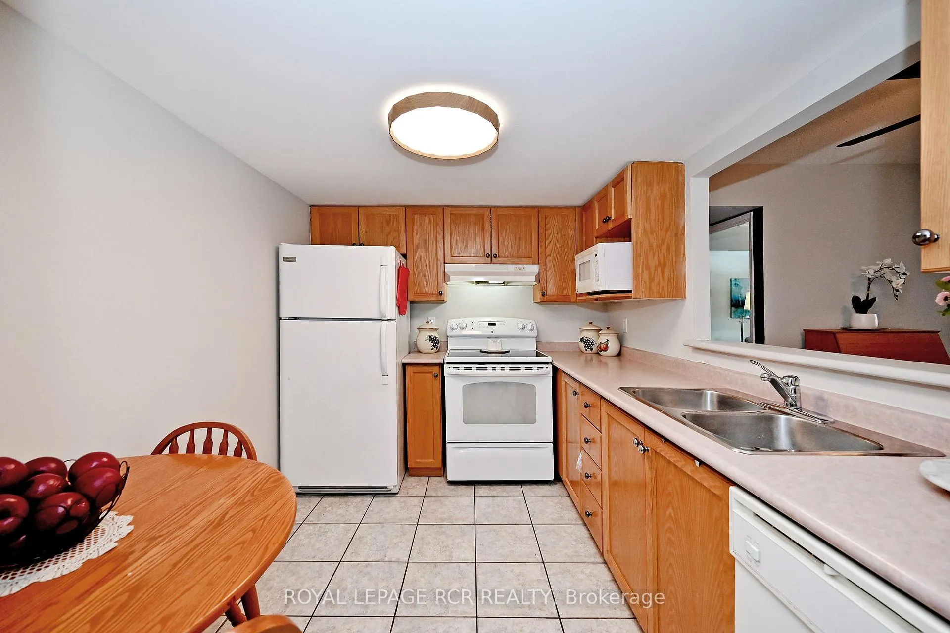 Photo 4 of Unit 212, 160 Wellington Street E, Aurora, Aurora Village — HOMEH