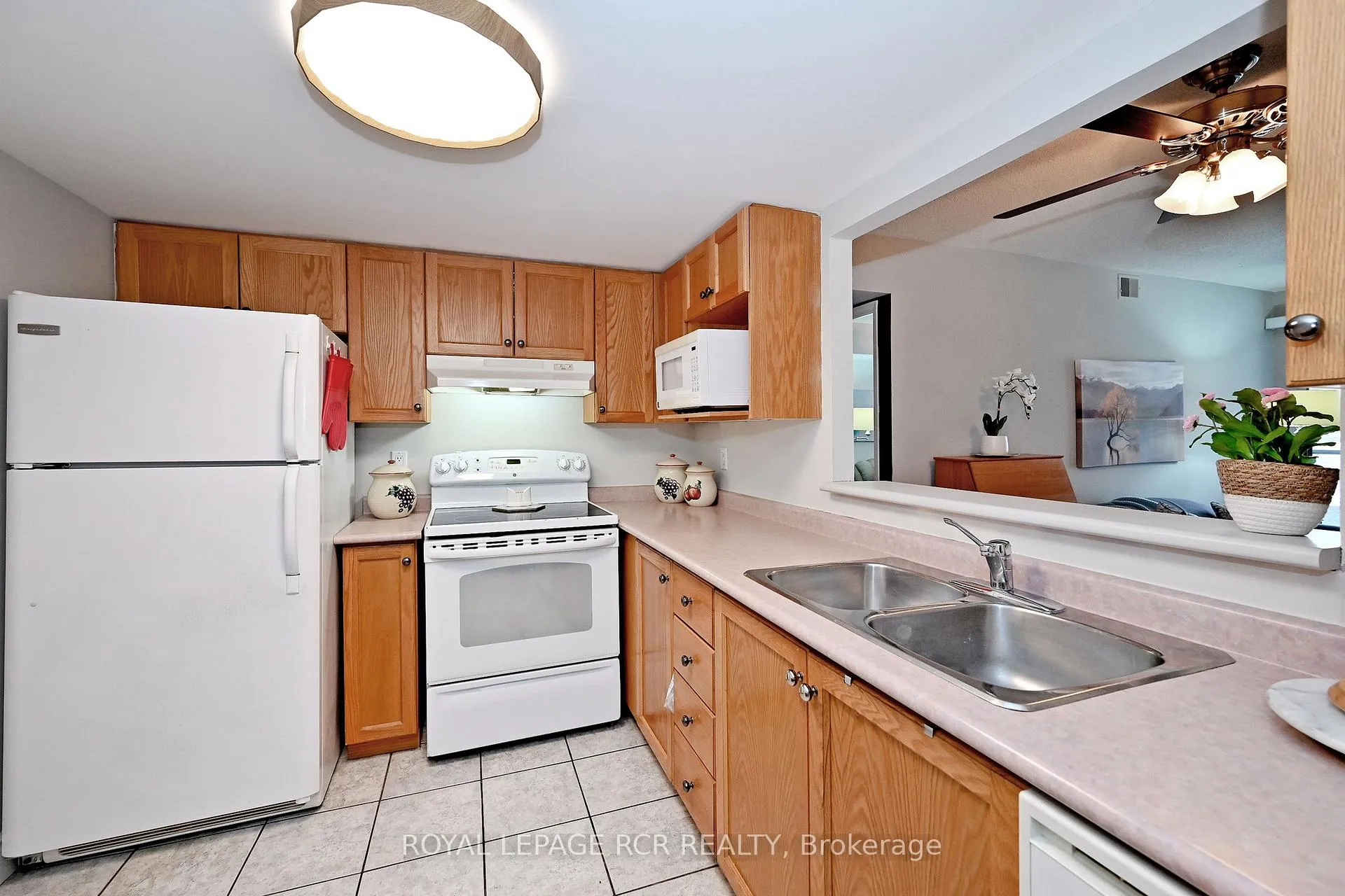 Photo 5 of Unit 212, 160 Wellington Street E, Aurora, Aurora Village — HOMEH