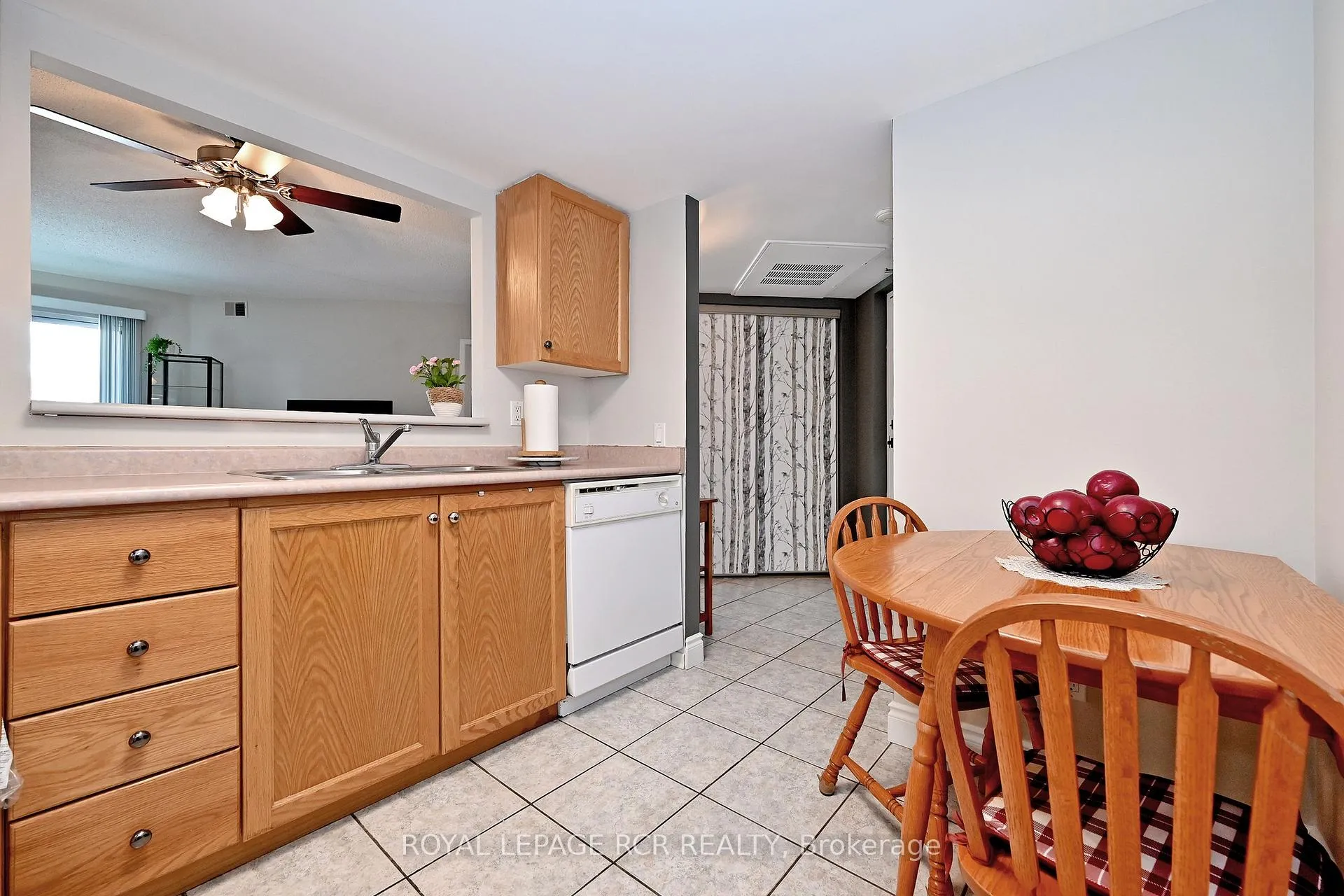 Photo 6 of Unit 212, 160 Wellington Street E, Aurora, Aurora Village — HOMEH
