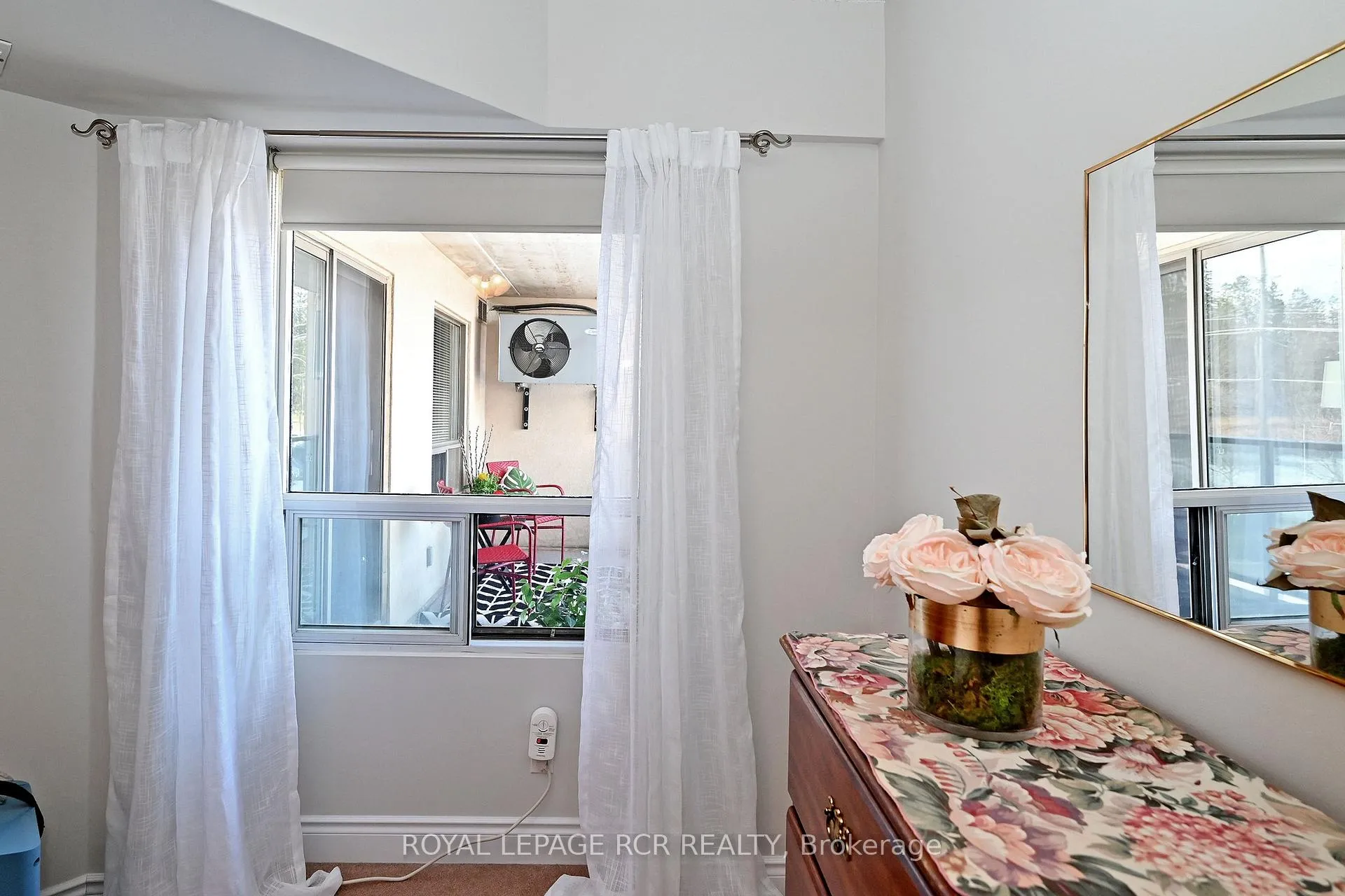 Photo 9 of Unit 212, 160 Wellington Street E, Aurora, Aurora Village — HOMEH