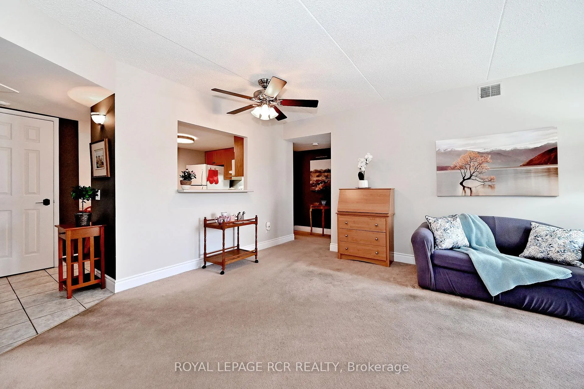 Photo 10 of Unit 212, 160 Wellington Street E, Aurora, Aurora Village — HOMEH