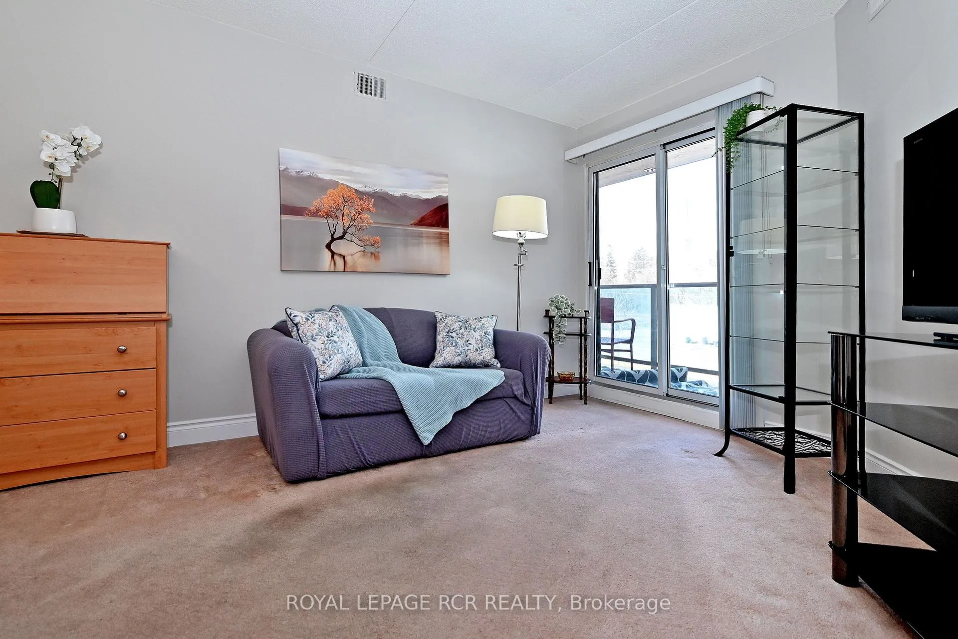 Photo 13 of Unit 212, 160 Wellington Street E, Aurora, Aurora Village — HOMEH
