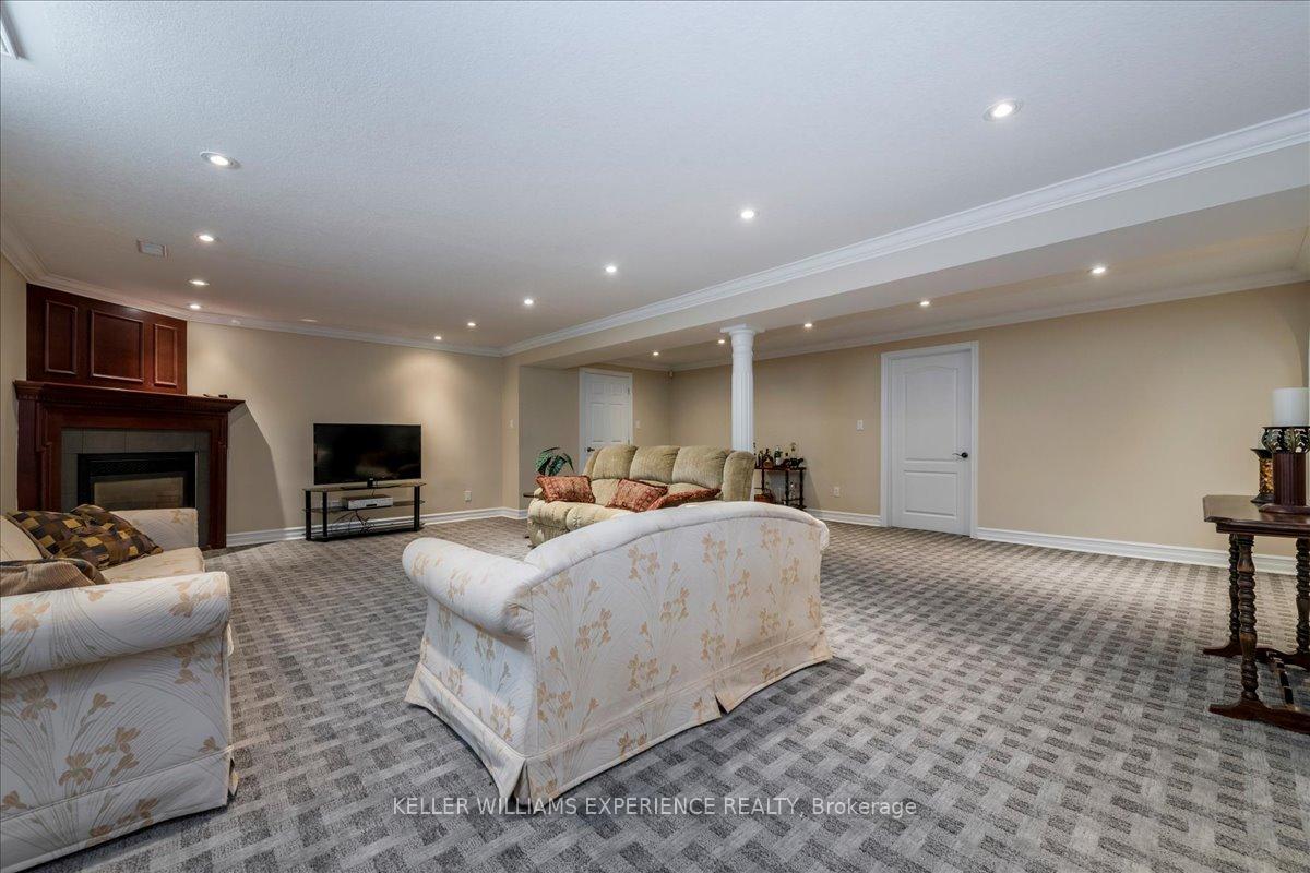 Photo 25 of 34 Heatherwood Drive, Springwater, Midhurst — HOMEH