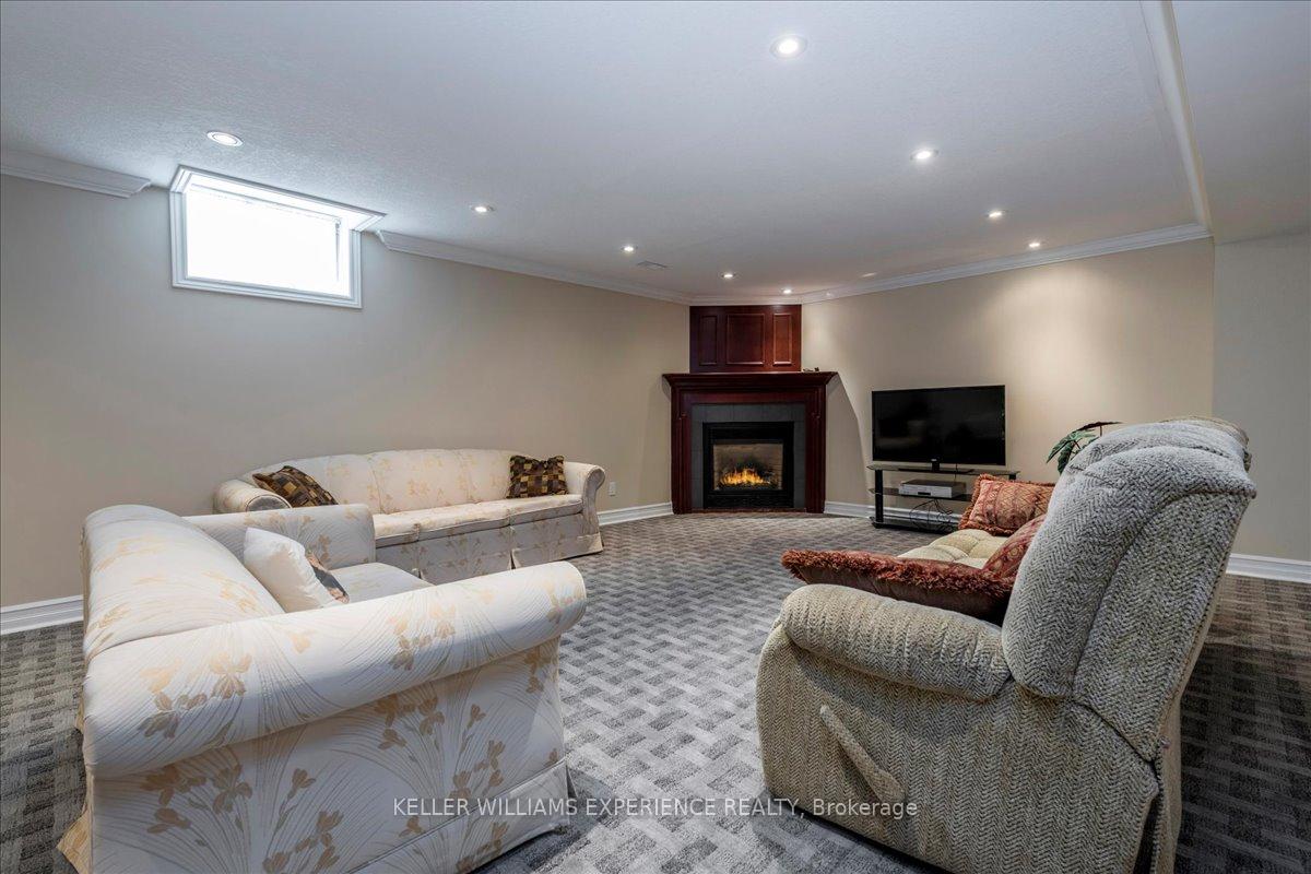 Photo 26 of 34 Heatherwood Drive, Springwater, Midhurst — HOMEH