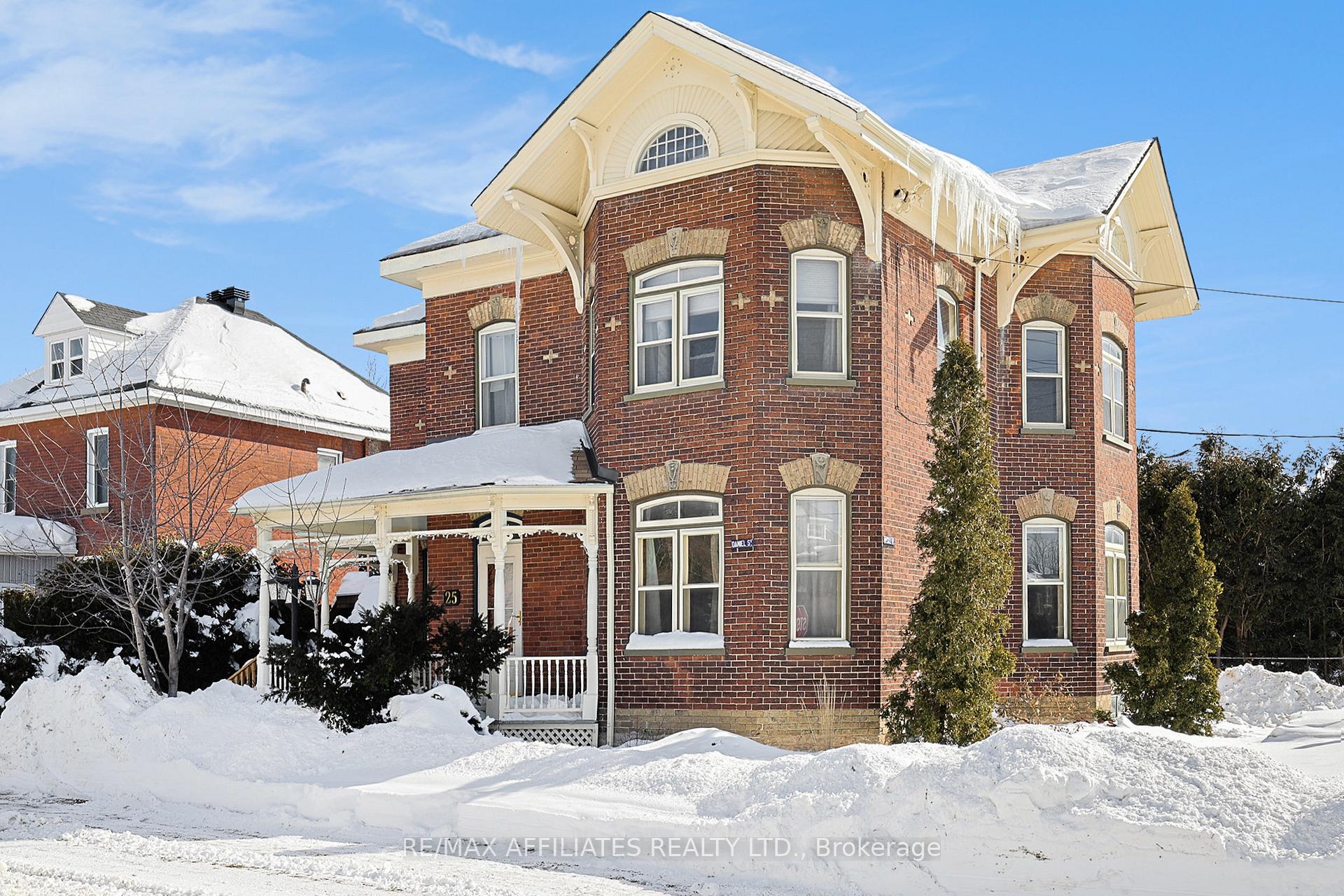 Photo 3 of 25 Daniel Street, Smiths Falls — HOMEH