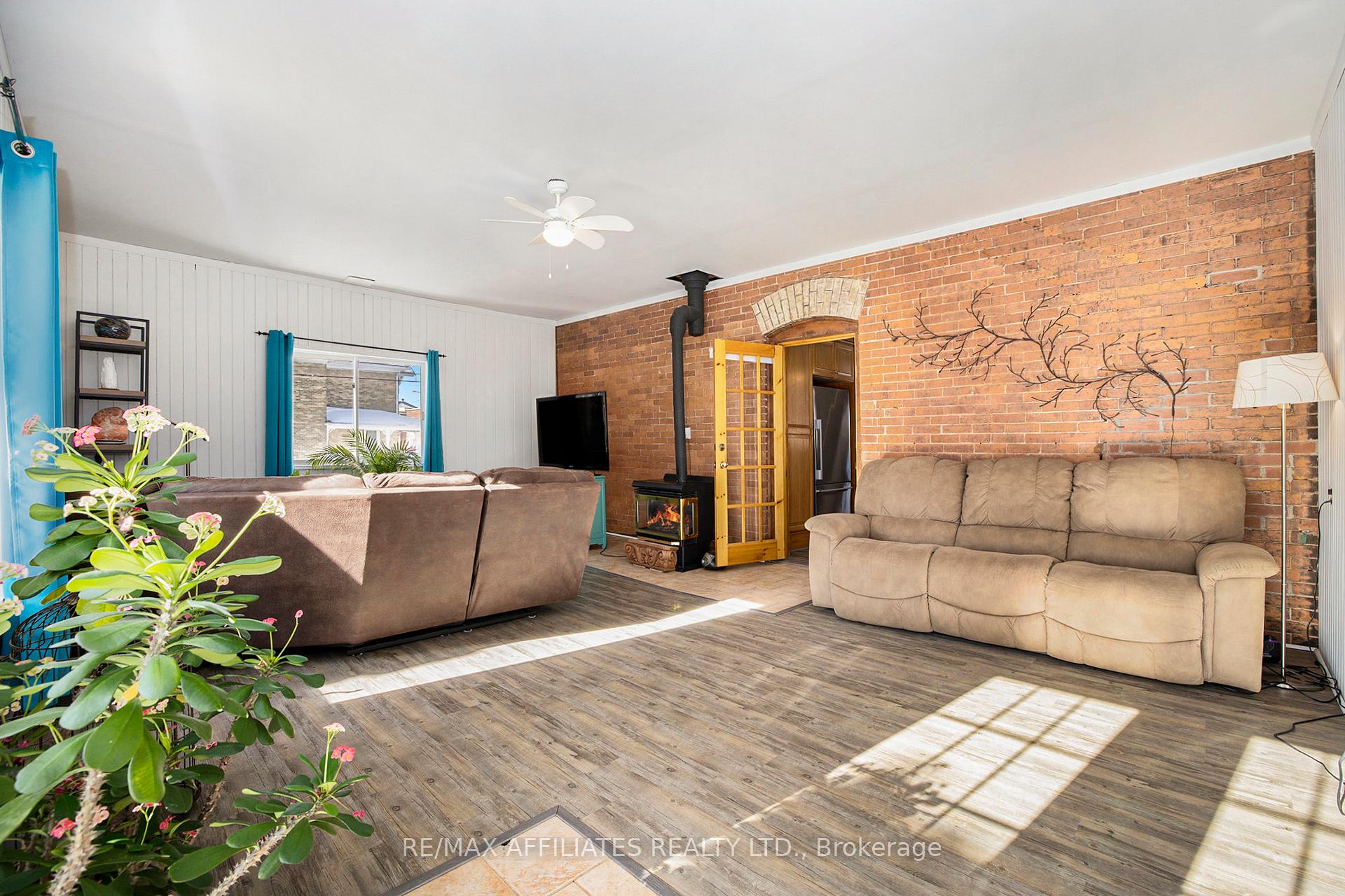Photo 24 of 25 Daniel Street, Smiths Falls — HOMEH