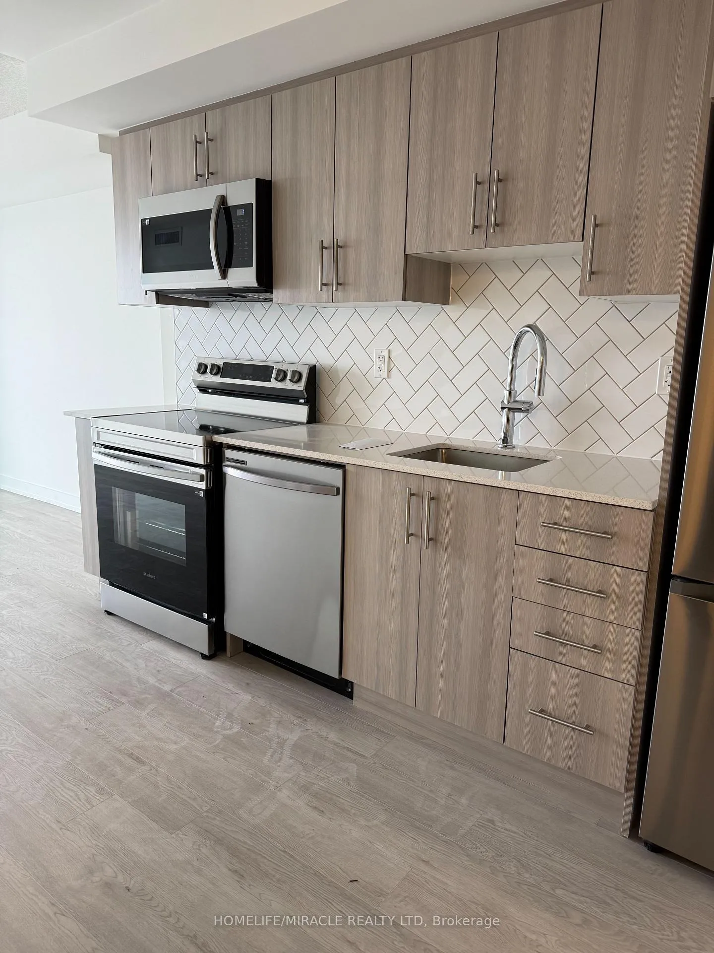 Photo 2 of Unit 1306, 1010 Sandy Beach Road, Pickering, Bay Ridges — HOMEH
