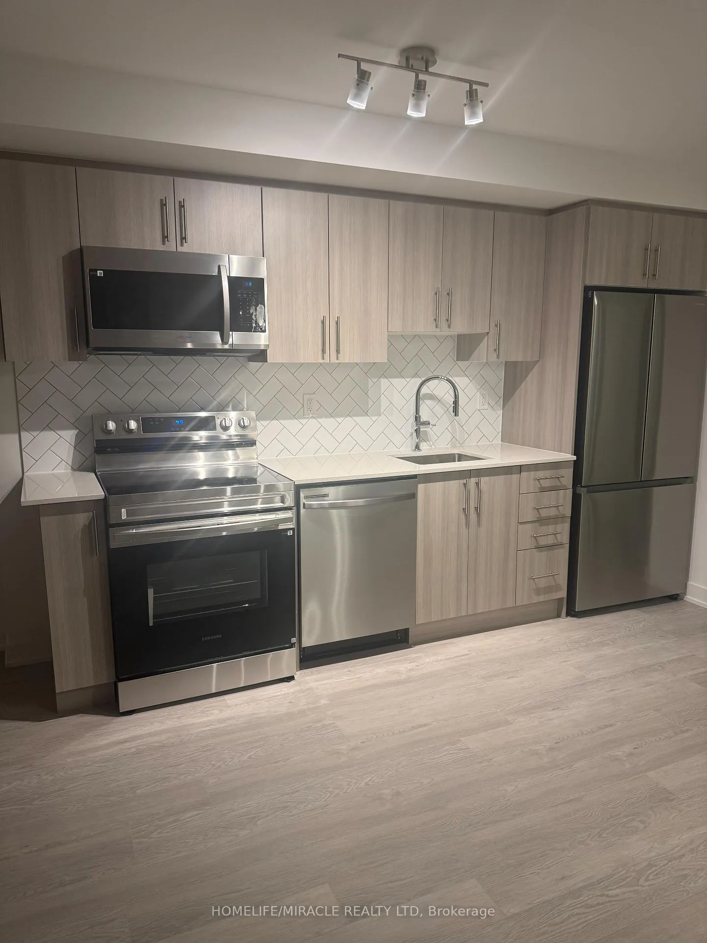 Photo 3 of Unit 1306, 1010 Sandy Beach Road, Pickering, Bay Ridges — HOMEH