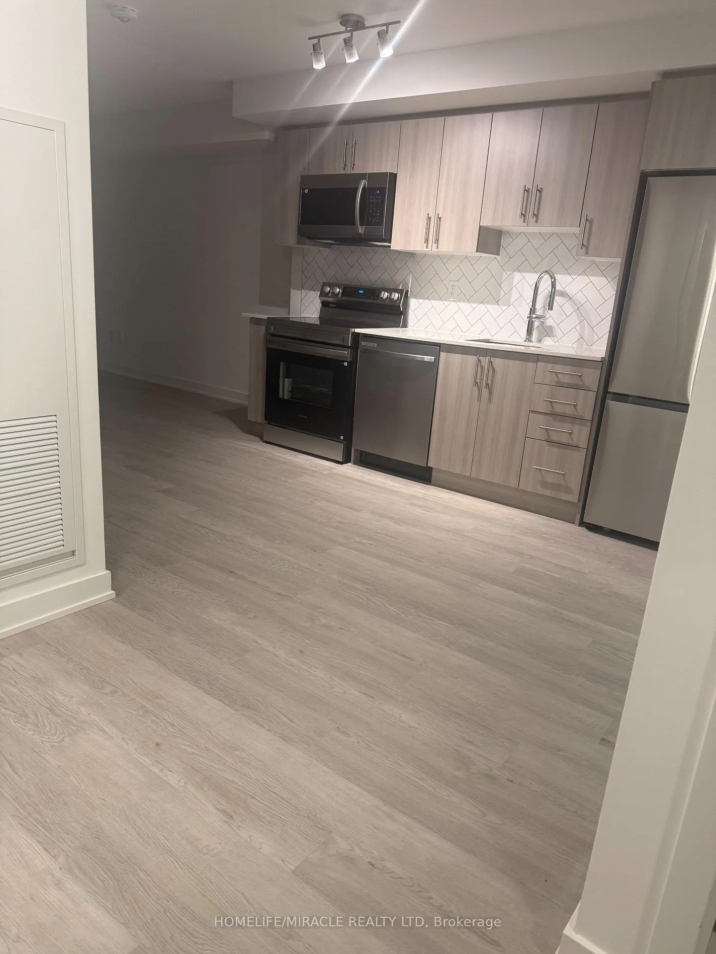 Photo 4 of Unit 1306, 1010 Sandy Beach Road, Pickering, Bay Ridges — HOMEH