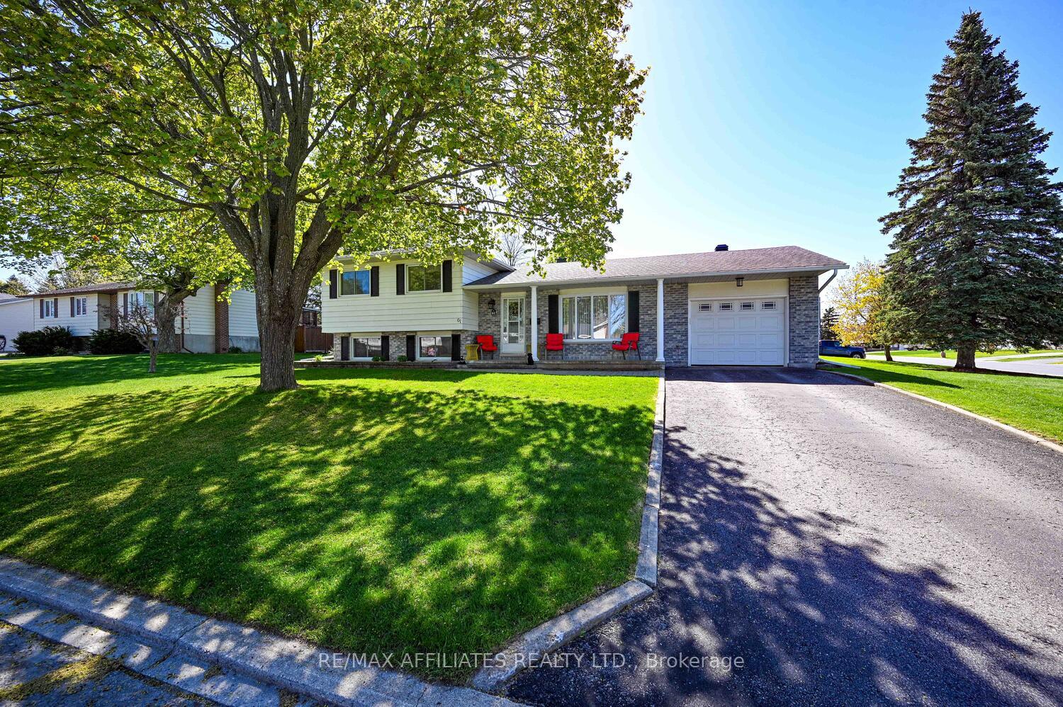 Photo 2 of 61 Colonel By Crescent, Smiths Falls — HOMEH