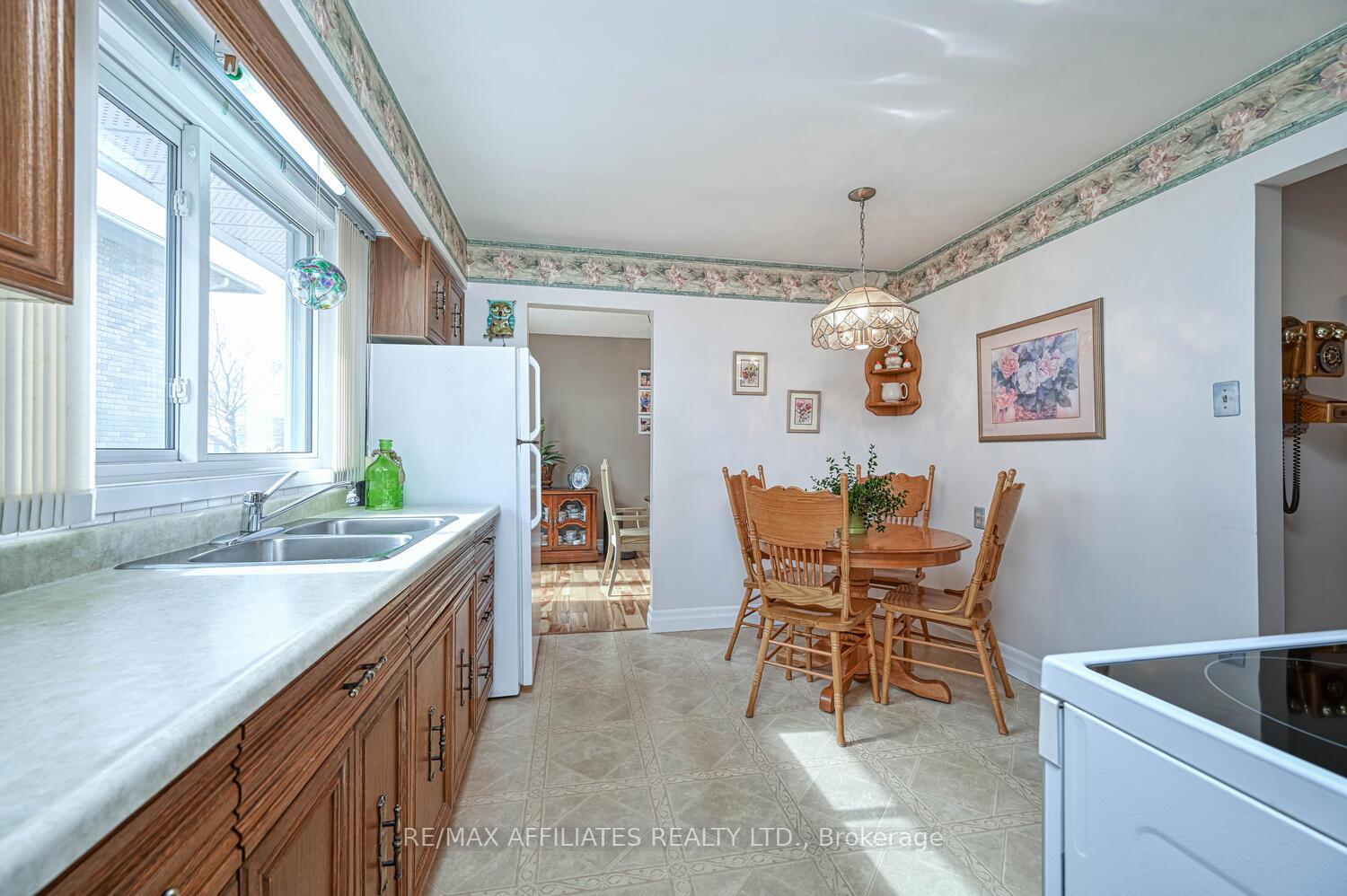 Photo 13 of 61 Colonel By Crescent, Smiths Falls — HOMEH