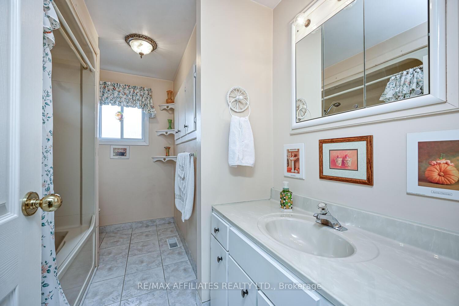Photo 17 of 61 Colonel By Crescent, Smiths Falls — HOMEH