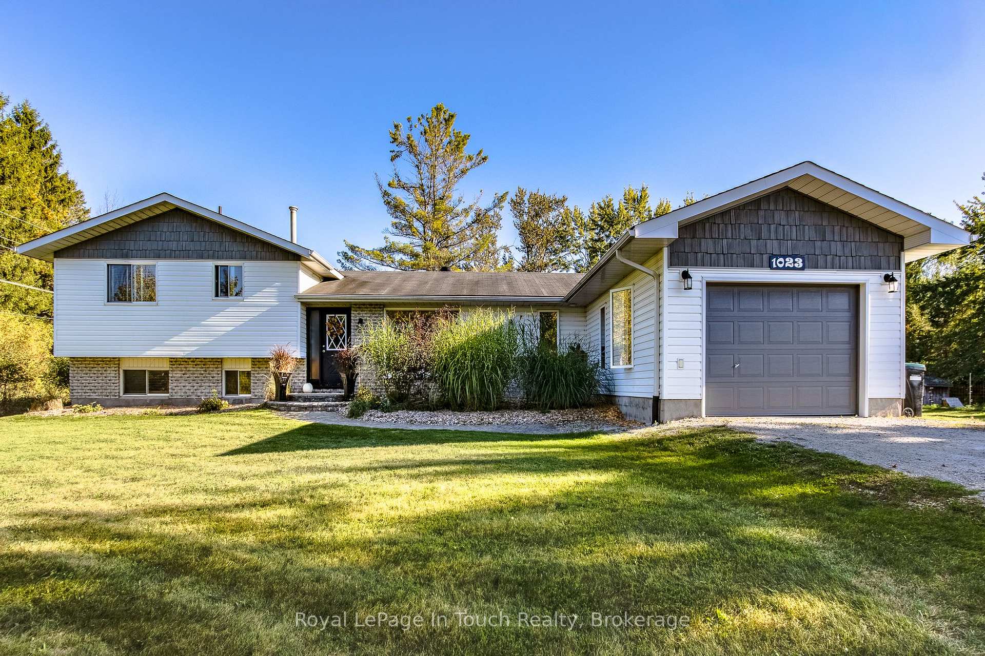 Photo 1 of 1023 Flos 4 Road W, Springwater, Rural Springwater — HOMEH