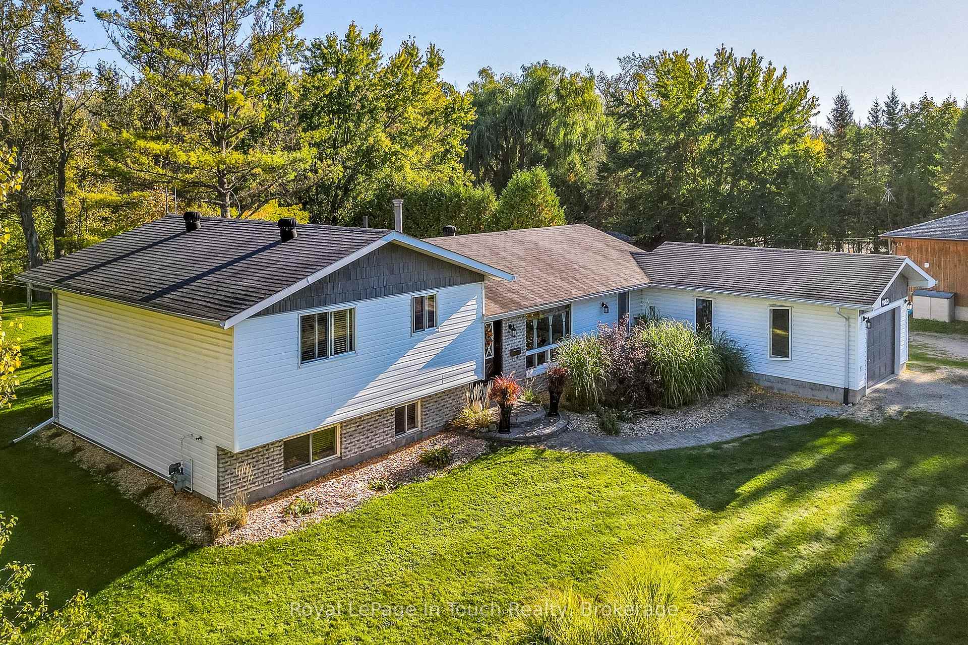 Photo 2 of 1023 Flos 4 Road W, Springwater, Rural Springwater — HOMEH