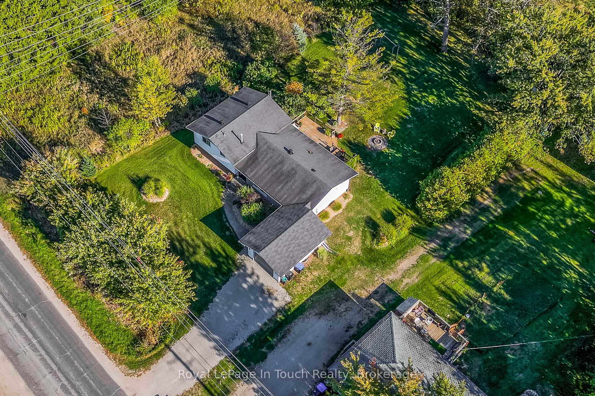 Photo 3 of 1023 Flos 4 Road W, Springwater, Rural Springwater — HOMEH