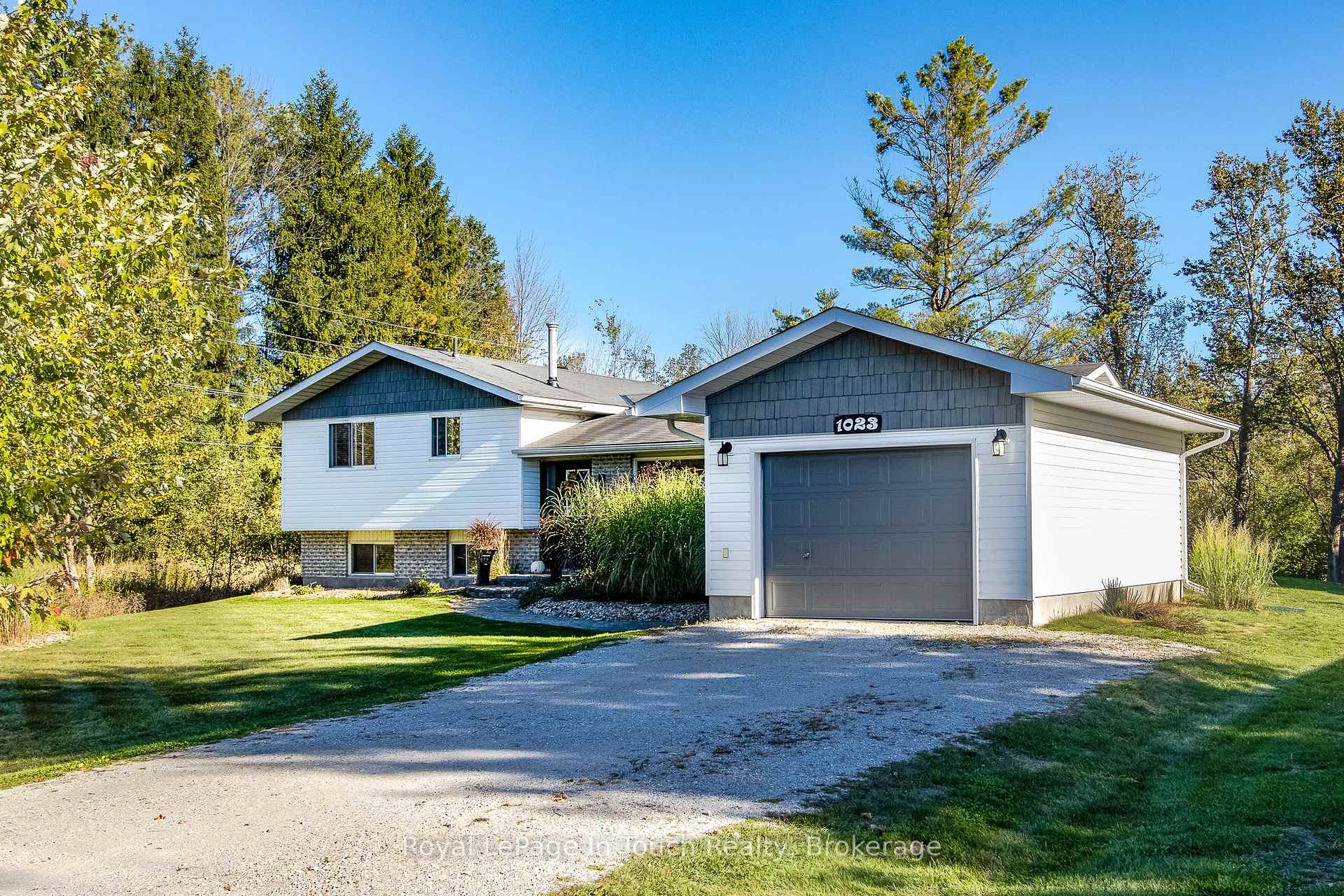 Photo 37 of 1023 Flos 4 Road W, Springwater, Rural Springwater — HOMEH