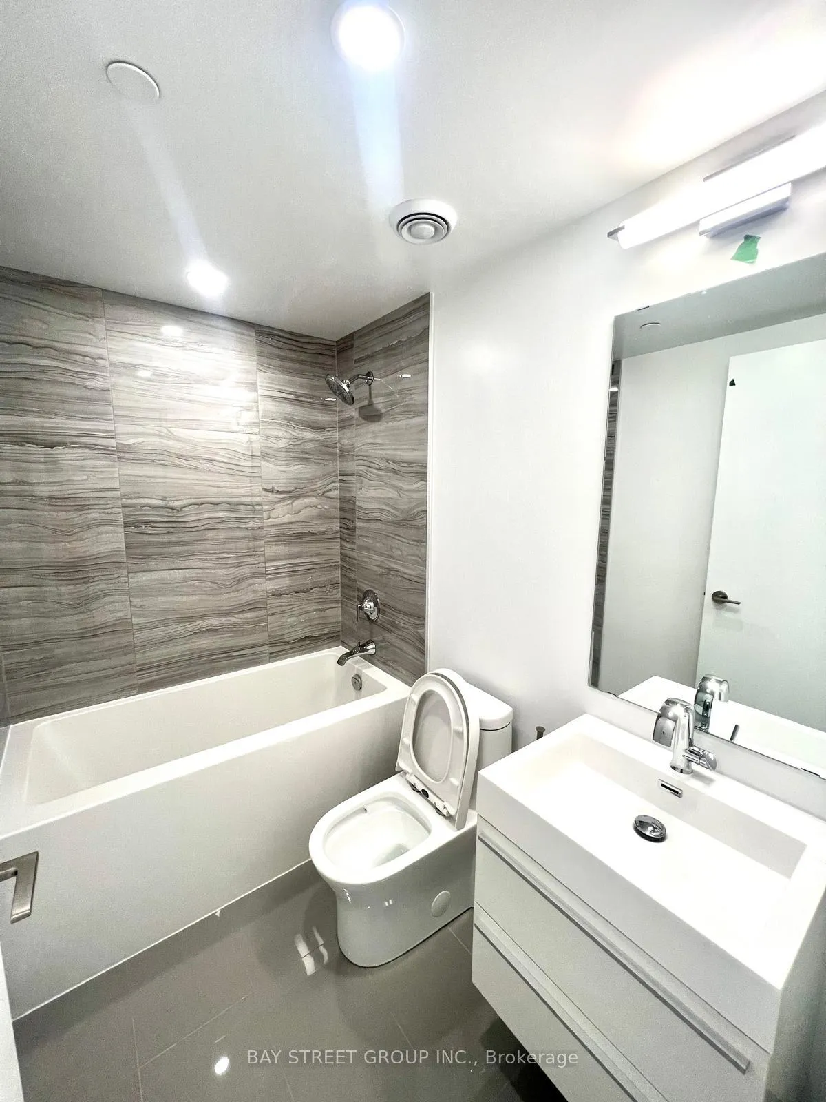 Photo 15 of Unit 904, 39 Roehampton Avenue, Toronto, Mount Pleasant West — HOMEH