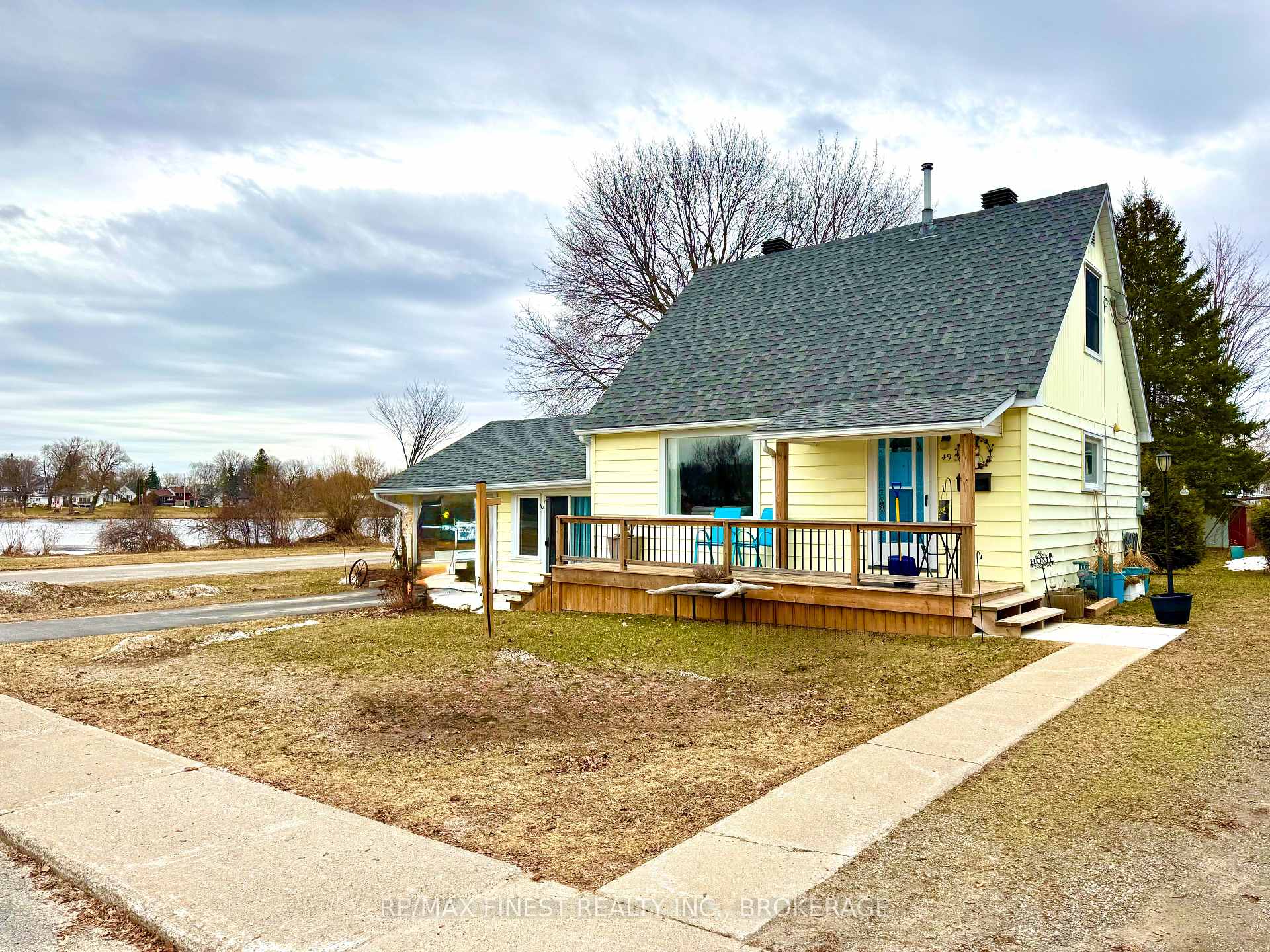 Photo 2 of 49 Beech Crescent, Smiths Falls — HOMEH