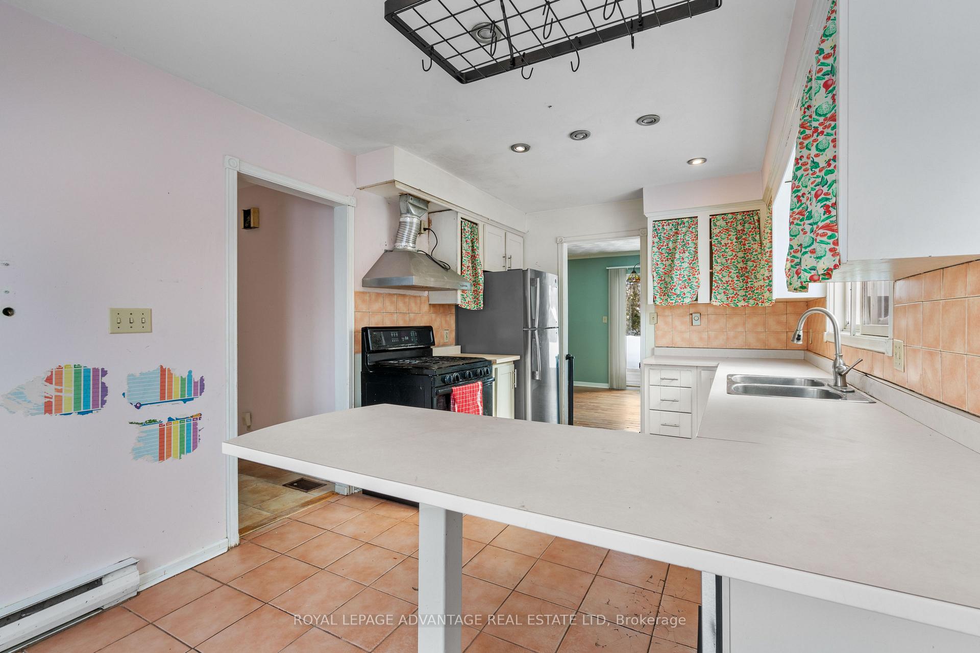 Photo 23 of 69 Vincent Street, Smiths Falls — HOMEH