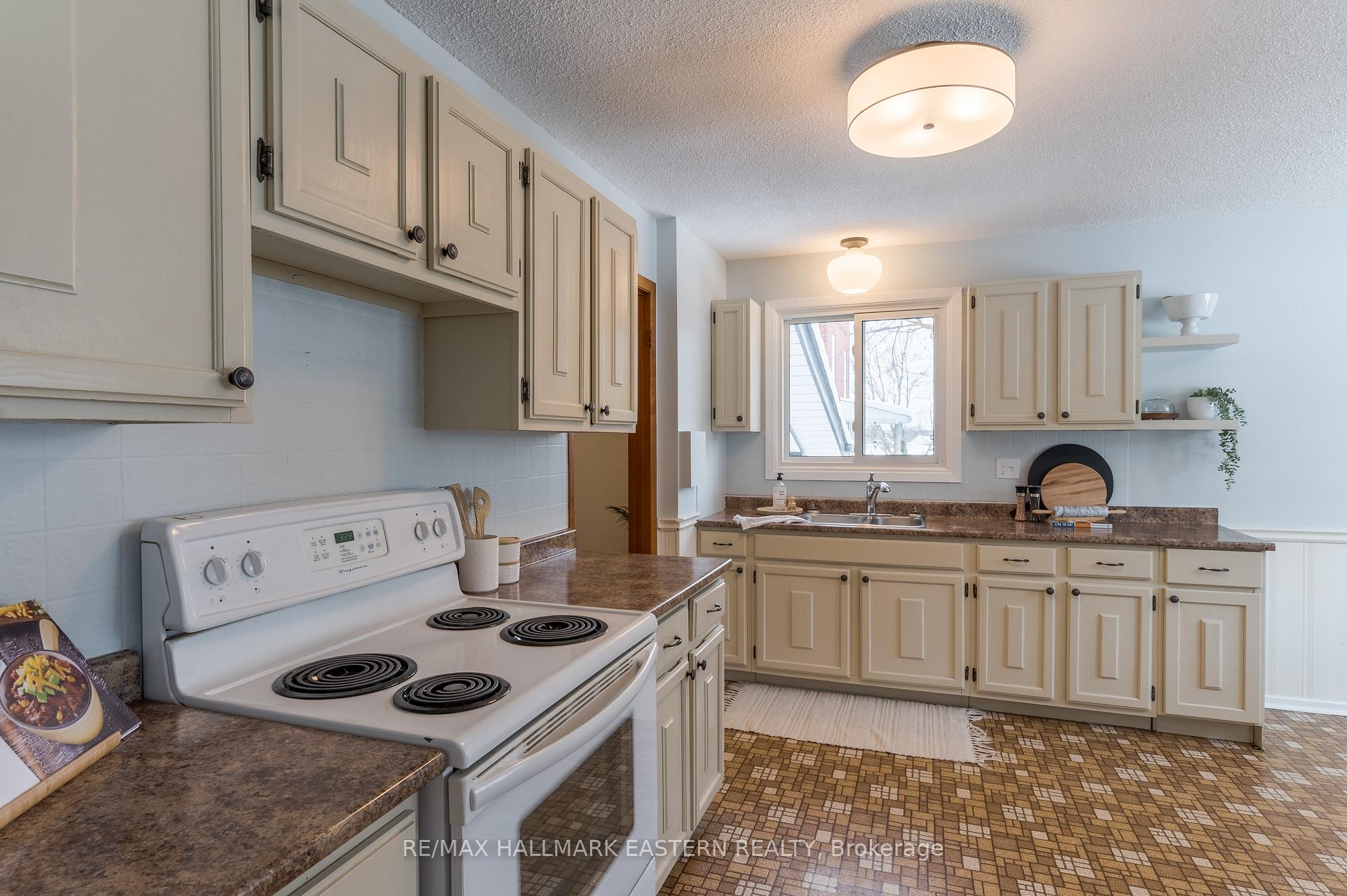 Photo 10 of 69 Ermatinger Street, Selwyn — HOMEH