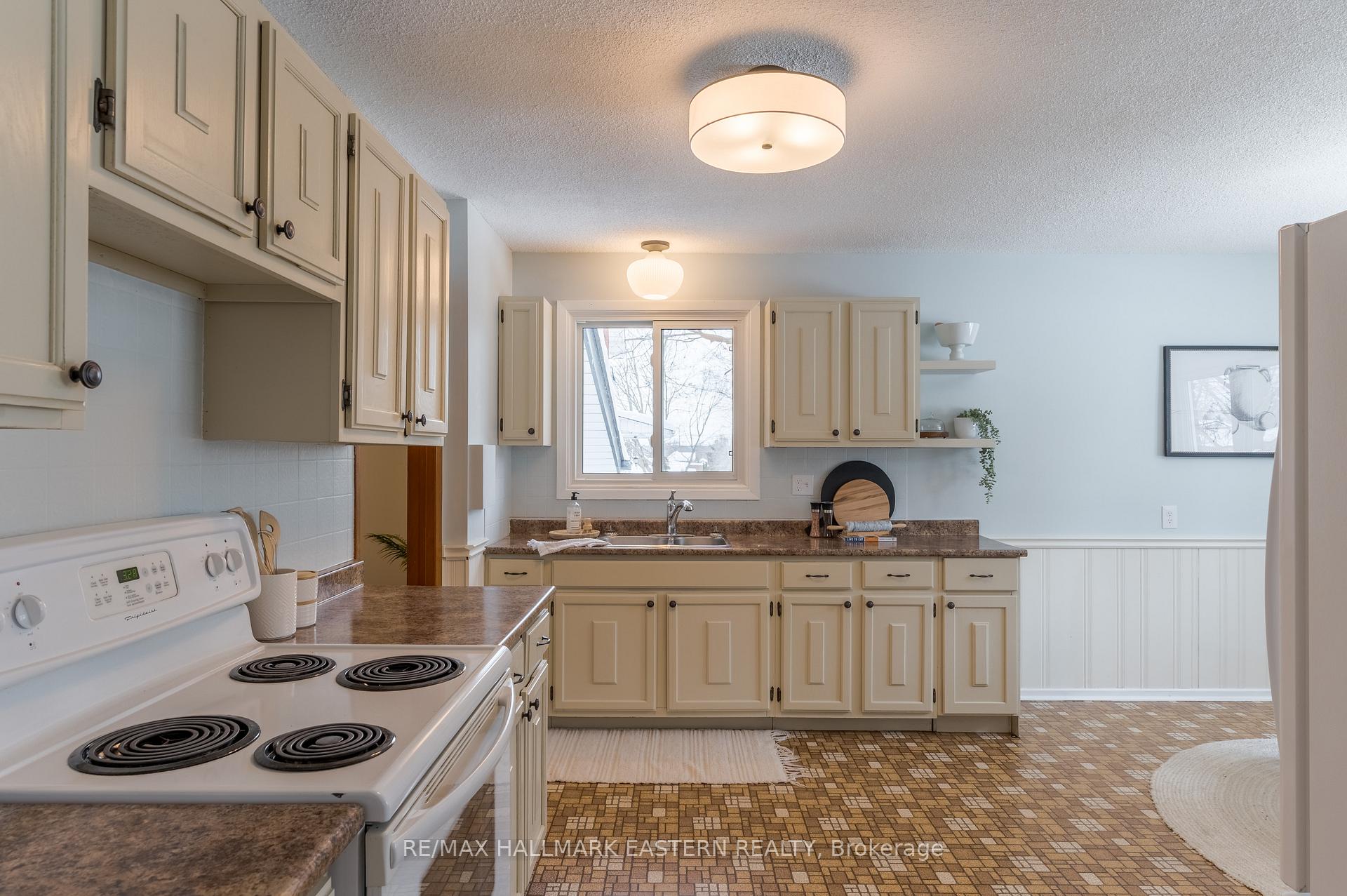 Photo 11 of 69 Ermatinger Street, Selwyn — HOMEH