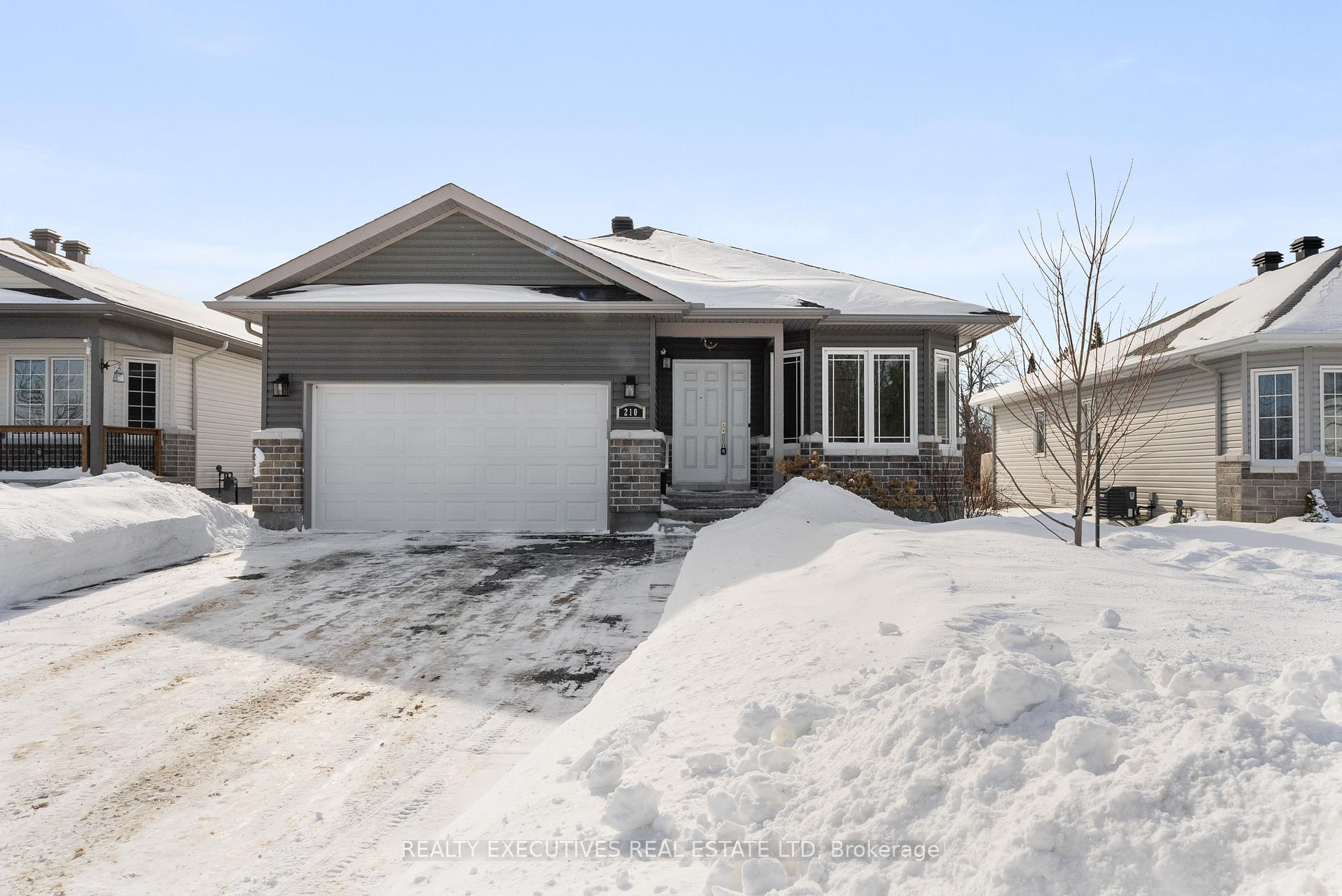 Photo 2 of 210 Harold Street S, Smiths Falls — HOMEH