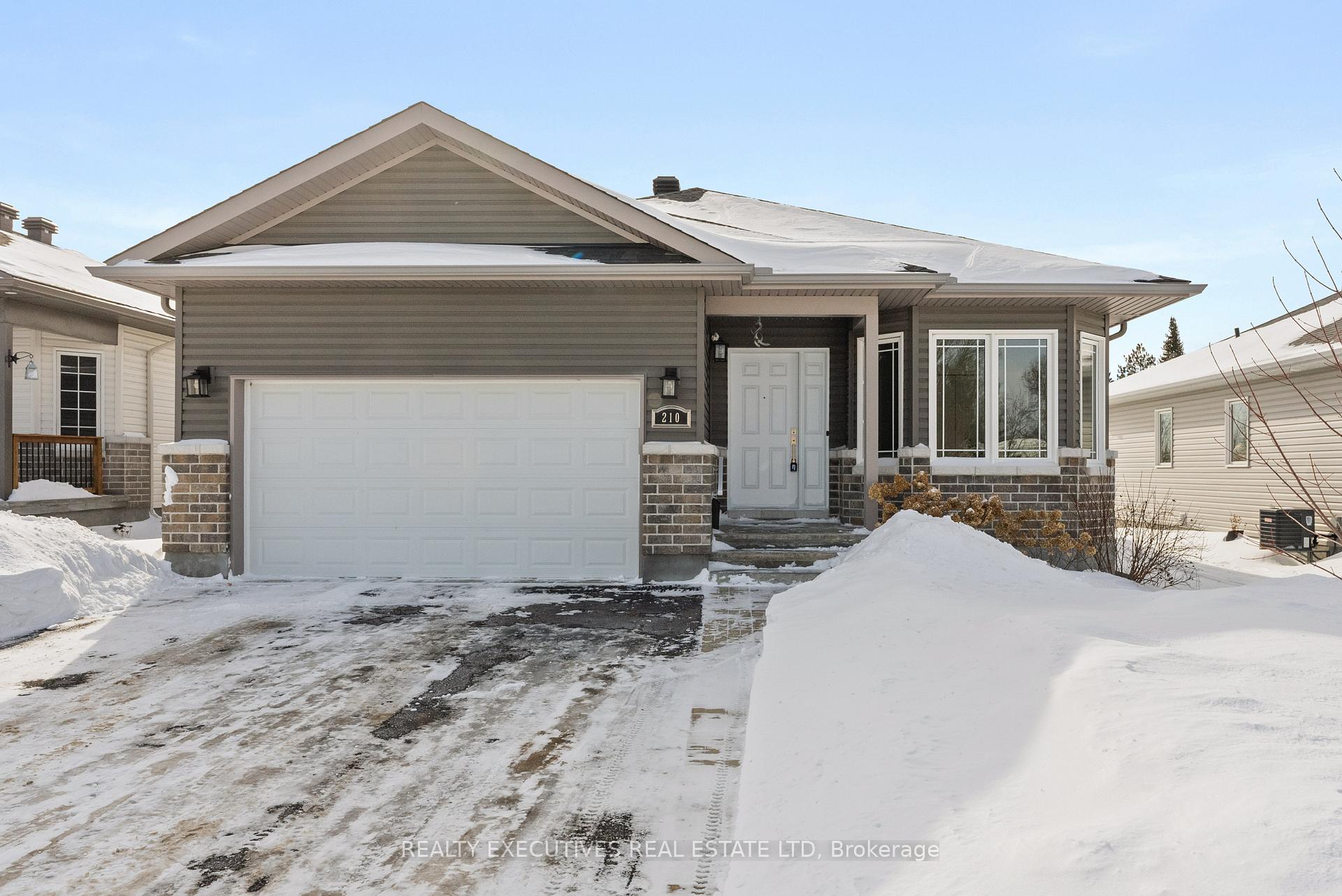 Photo 3 of 210 Harold Street S, Smiths Falls — HOMEH