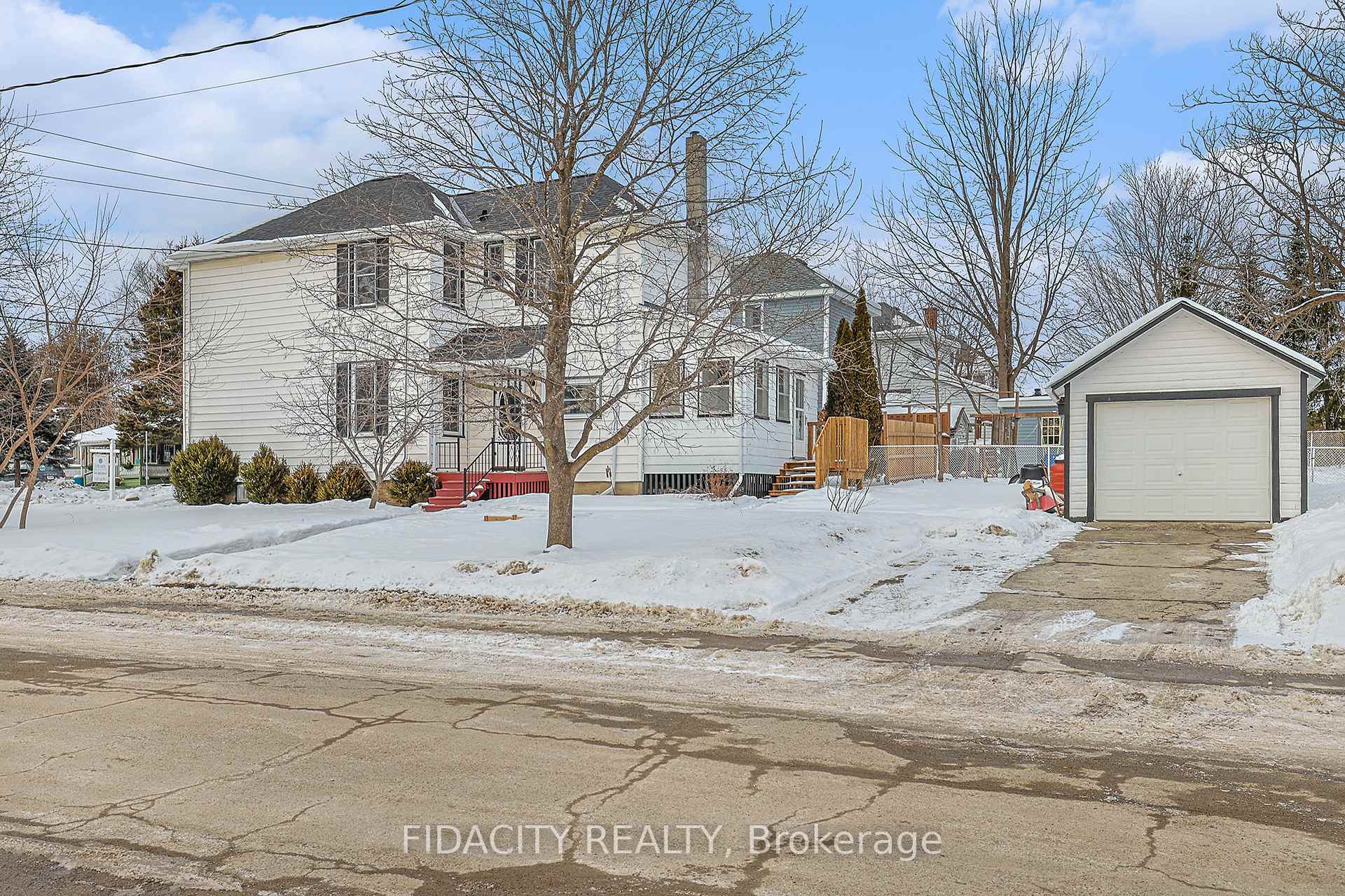 Photo 2 of 115 Chambers Street, Smiths Falls — HOMEH
