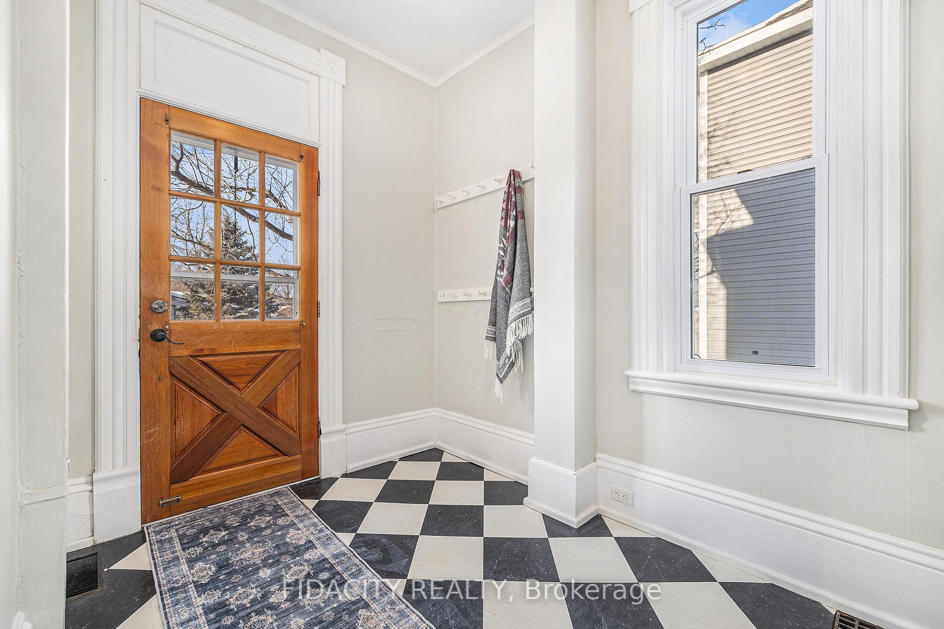 Photo 3 of 115 Chambers Street, Smiths Falls — HOMEH