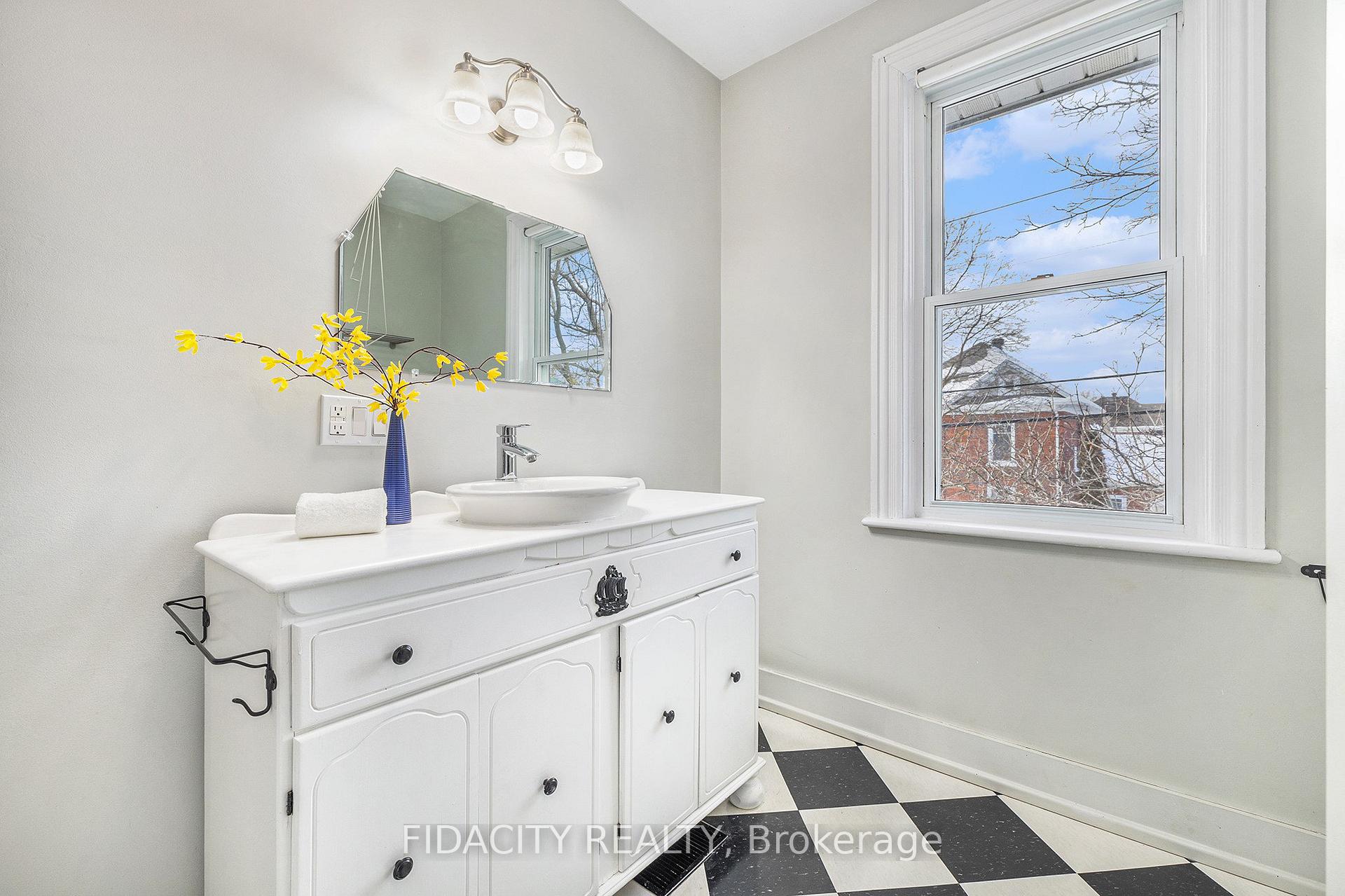 Photo 11 of 115 Chambers Street, Smiths Falls — HOMEH