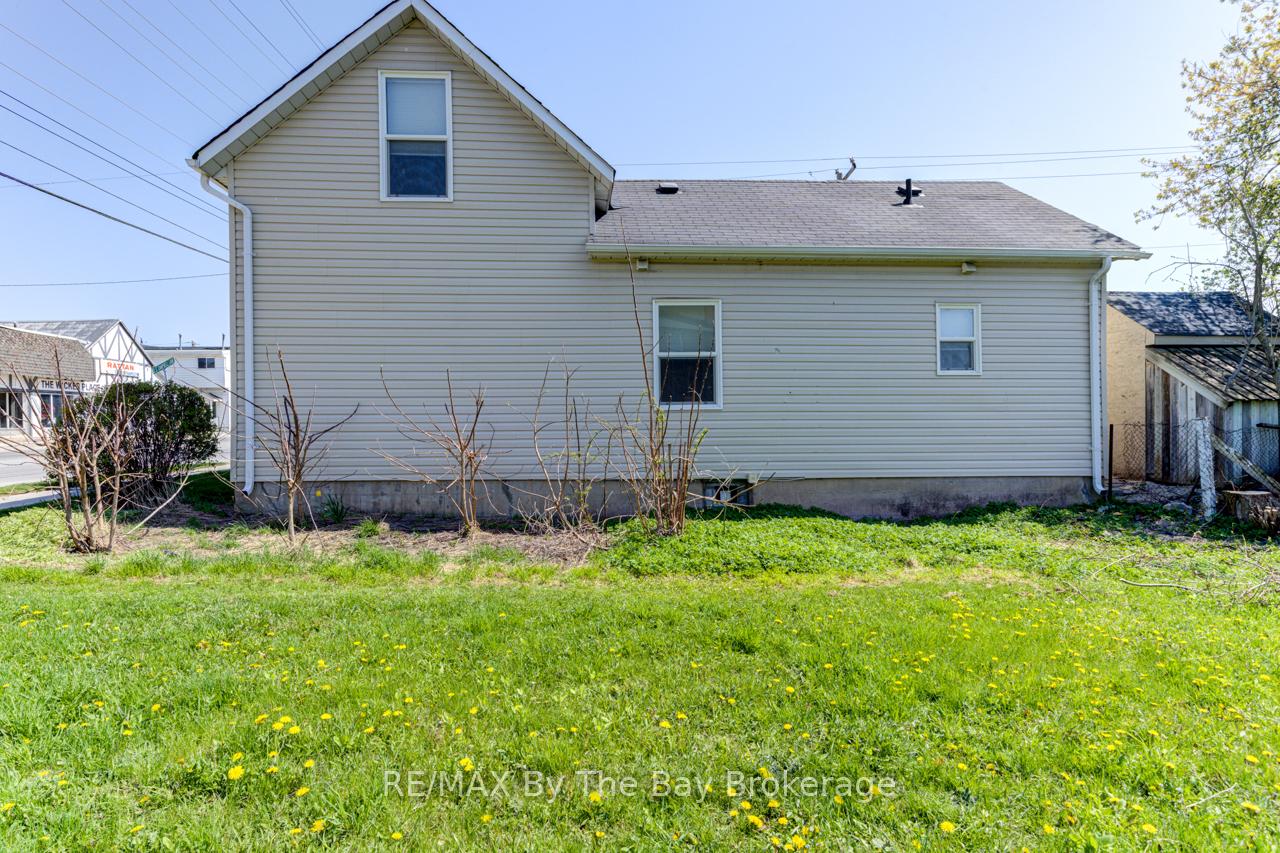 Photo 19 of 8 Yonge Street N, Springwater, Elmvale — HOMEH