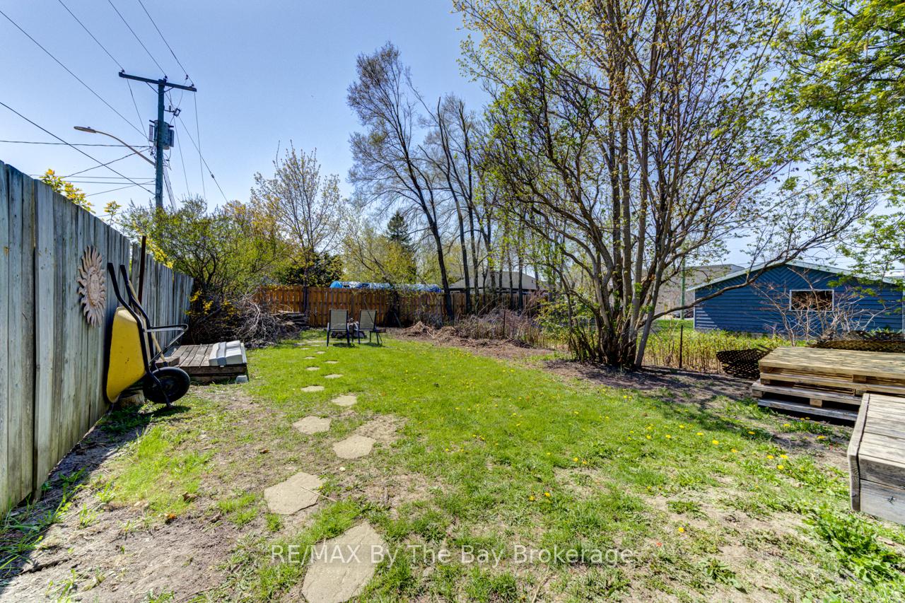 Photo 21 of 8 Yonge Street N, Springwater, Elmvale — HOMEH