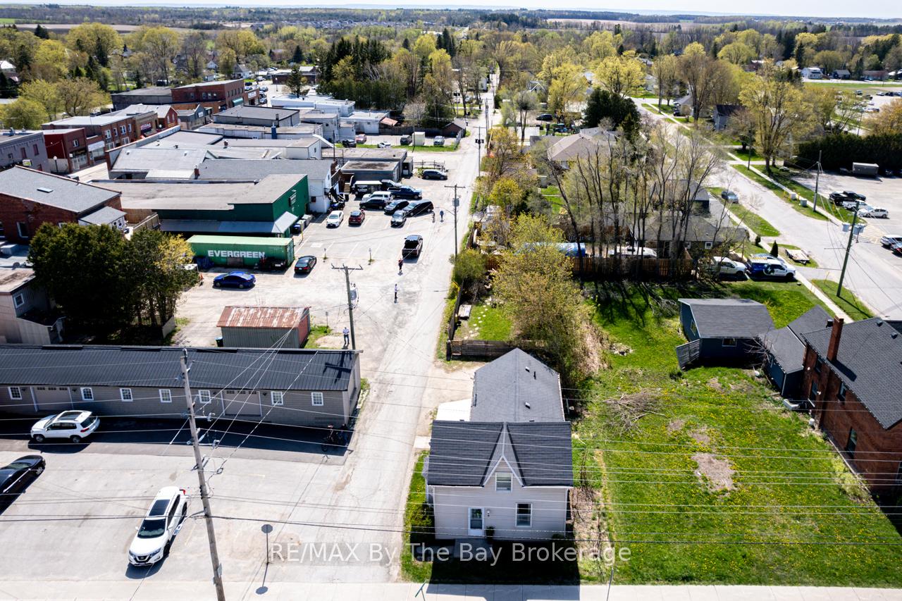 Photo 32 of 8 Yonge Street N, Springwater, Elmvale — HOMEH