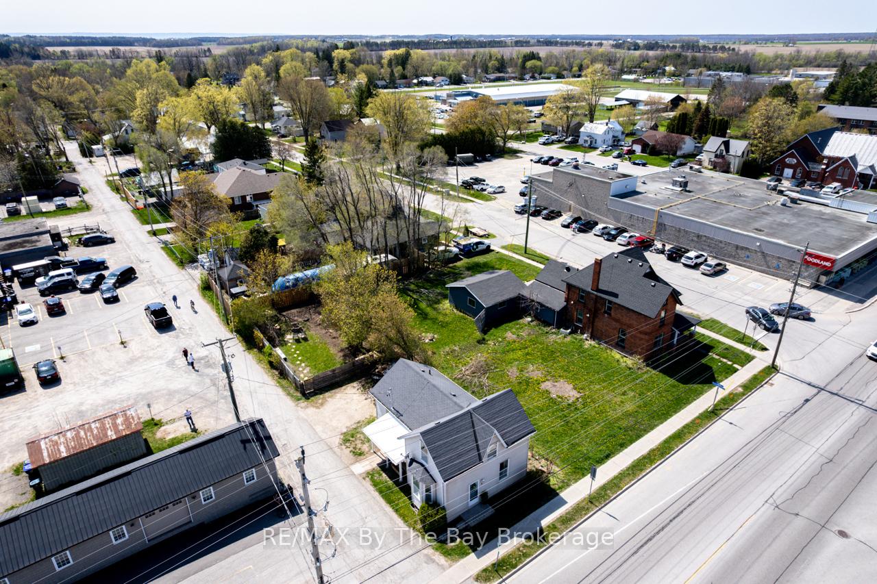 Photo 33 of 8 Yonge Street N, Springwater, Elmvale — HOMEH