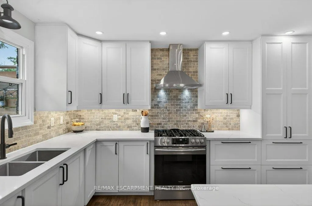 Photo 10 of 71 Nelson Street, Hamilton, Waterdown — HOMEH