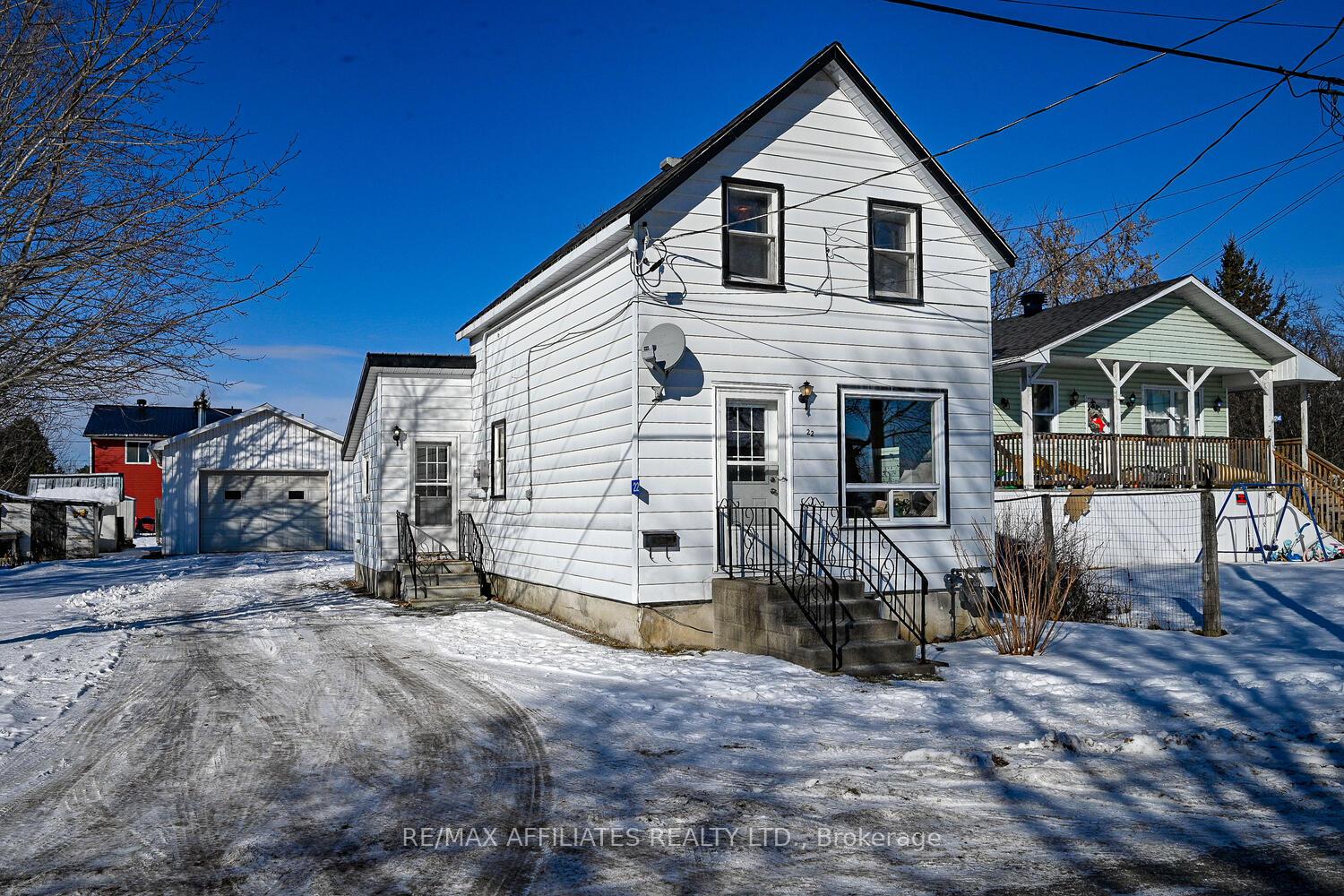 Photo 2 of 22 Second Street, Smiths Falls — HOMEH