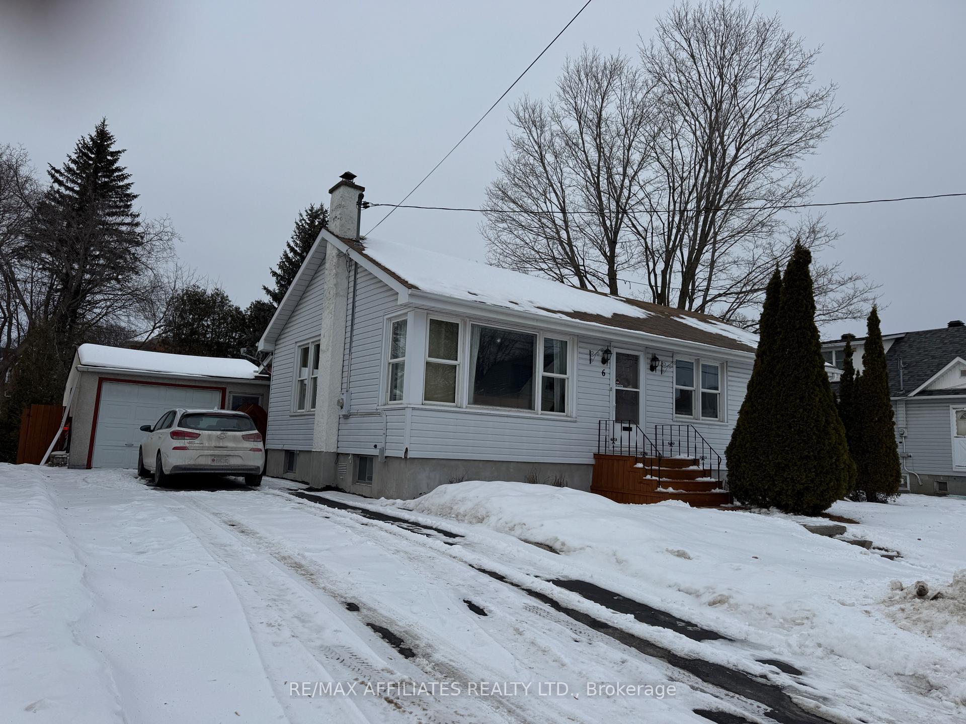 Photo 3 of 6 Catherine Street, Smiths Falls — HOMEH