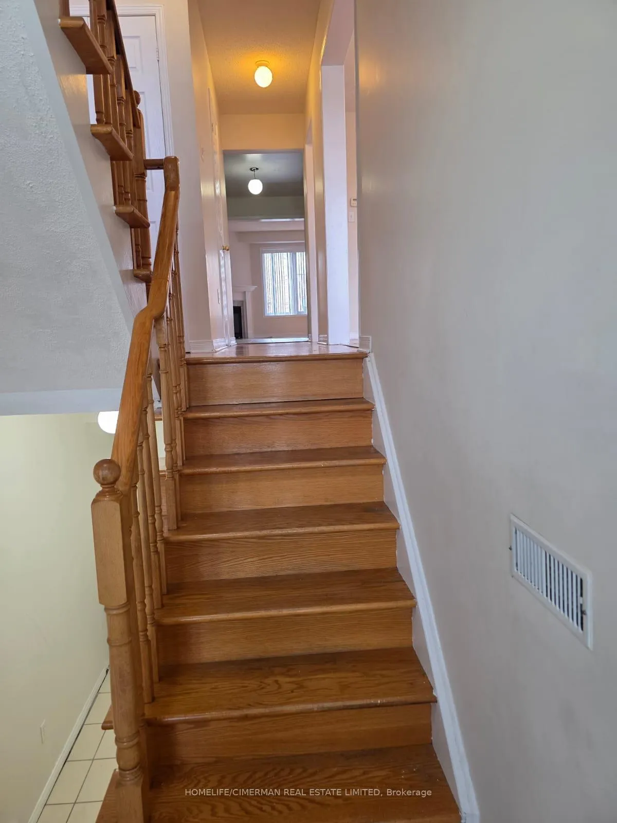 Photo 4 of Unit Upper, 161 Sassafras Circle, Vaughan, Patterson — HOMEH