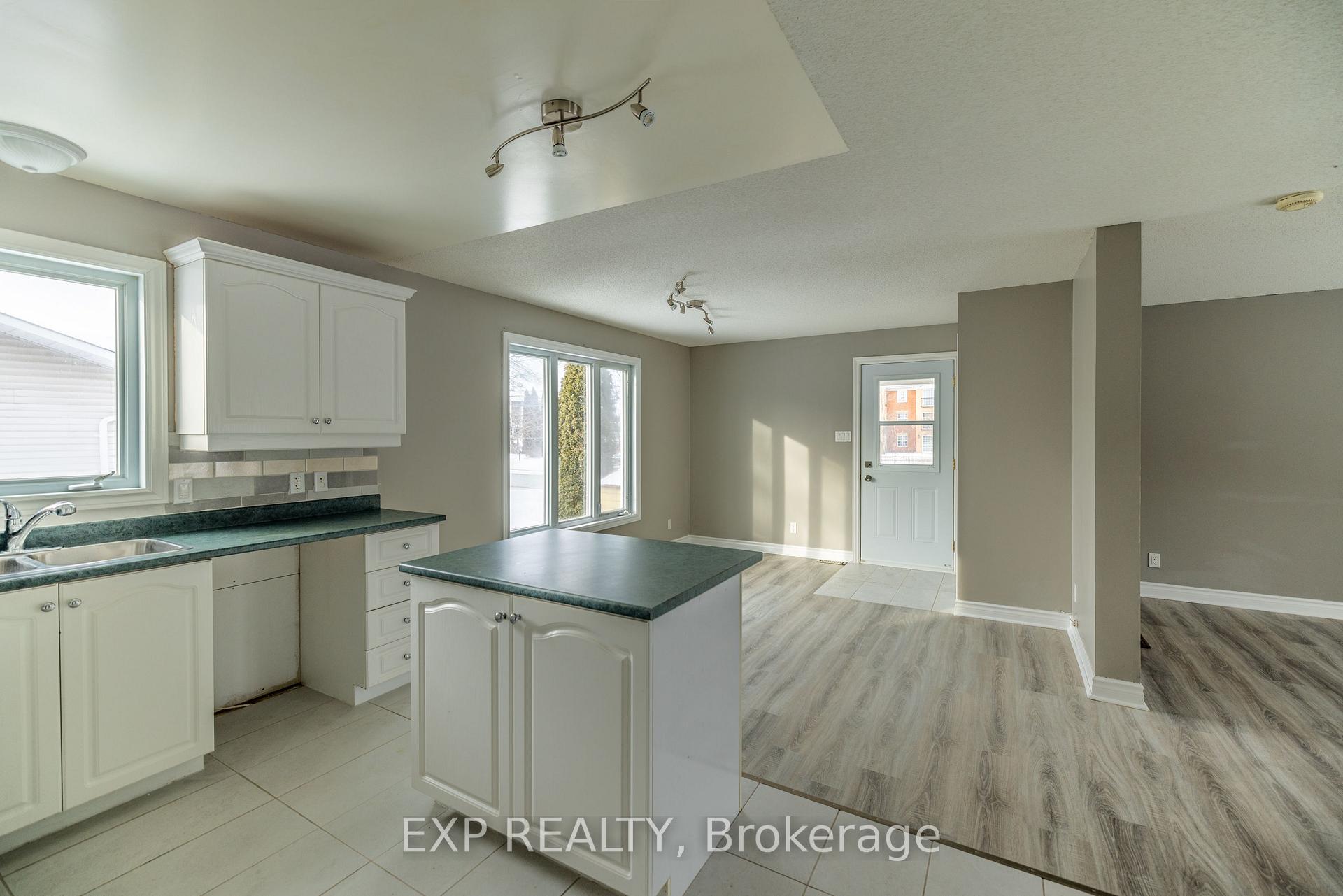 Photo 6 of 39 Pearl Street, Smiths Falls — HOMEH