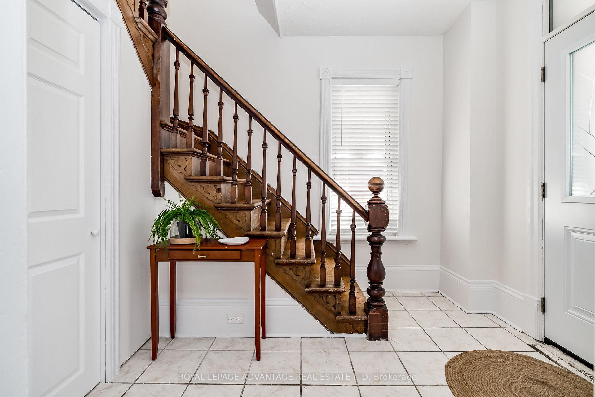 Photo 3 of 33 Kensington Avenue, Smiths Falls — HOMEH