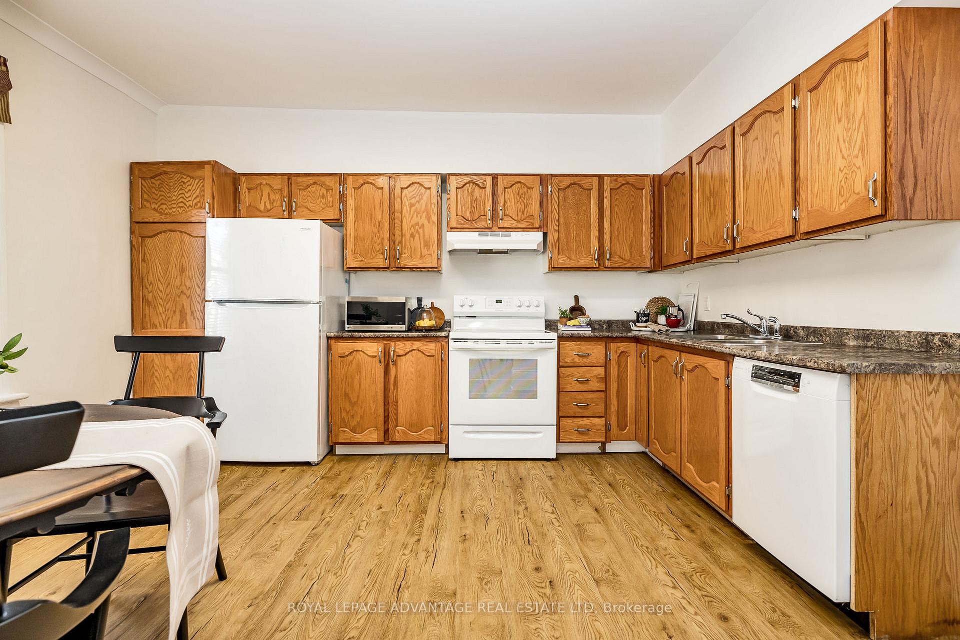 Photo 8 of 33 Kensington Avenue, Smiths Falls — HOMEH